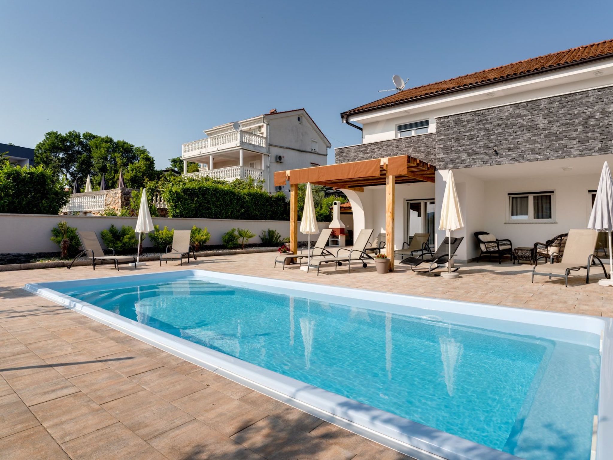 Schönes Haus in Pinezići mit privatem Parkplatz