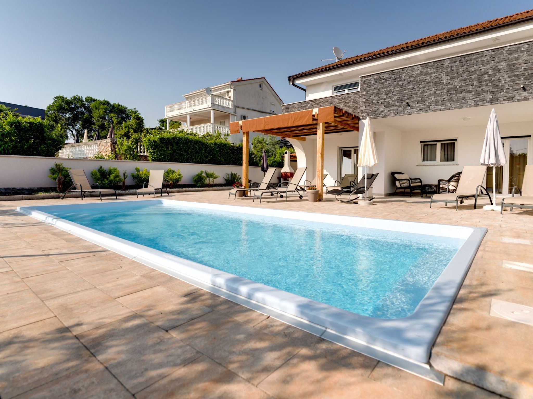 Schönes Haus in Pinezići mit privatem Parkplatz