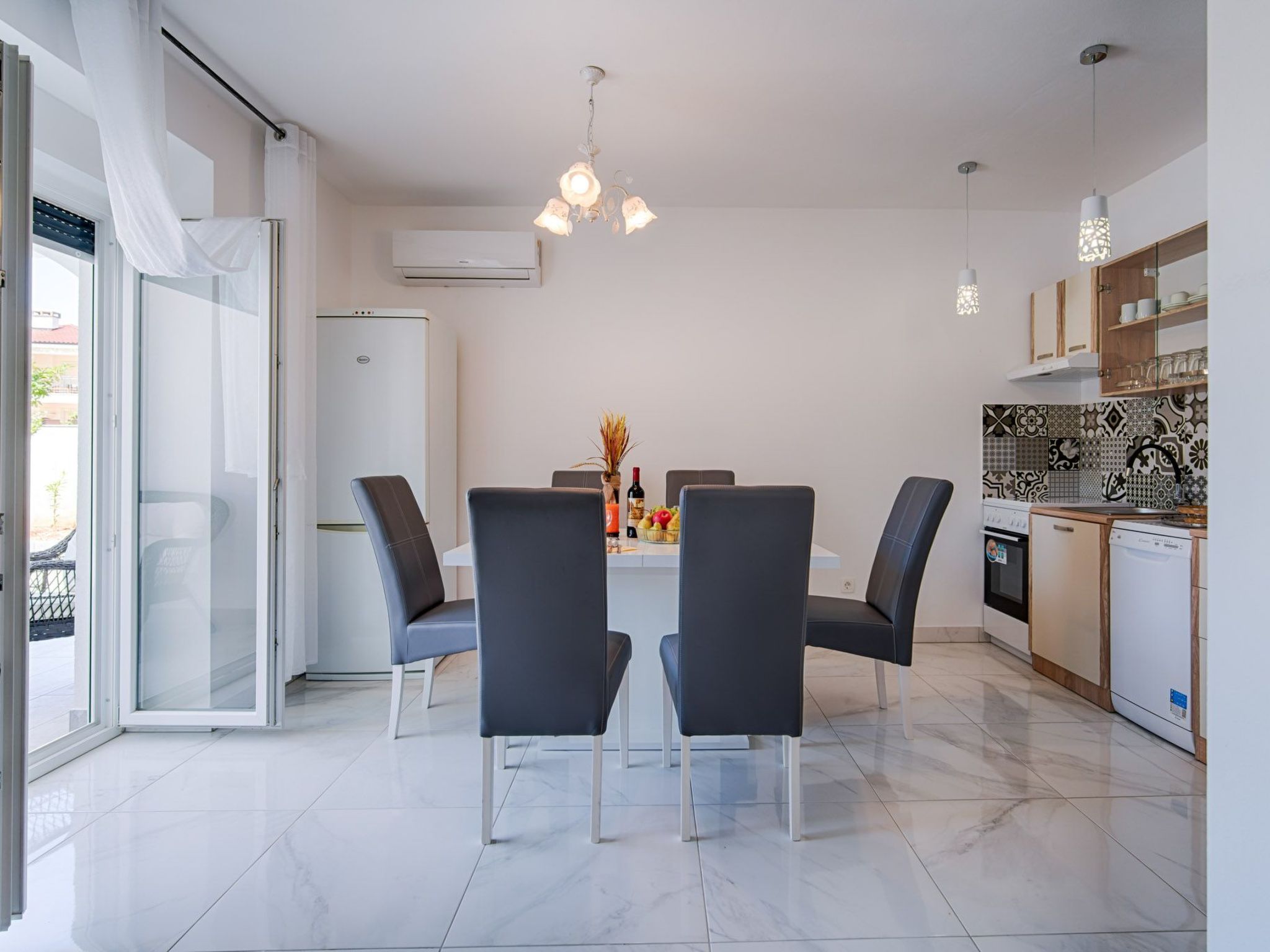 Schönes Haus in Pinezići mit privatem Parkplatz-Image-tags.info