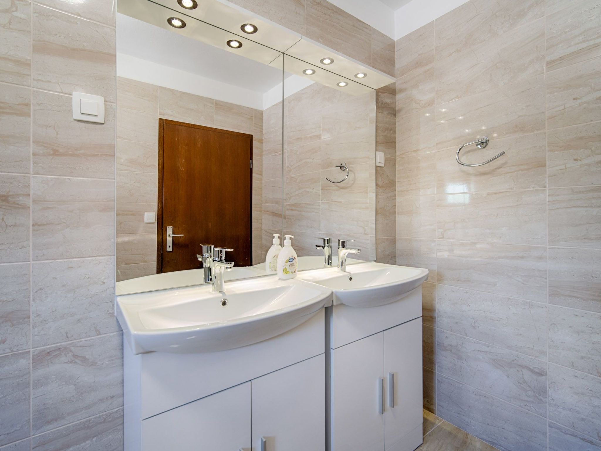 Schönes Haus in Pinezići mit privatem Parkplatz-Image-tags.info