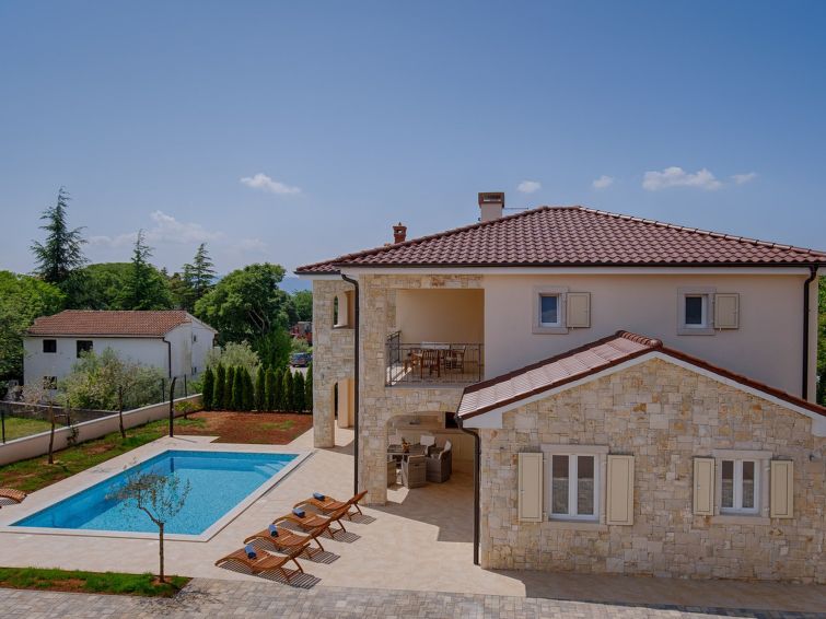 Vakantiehuis met privézwembad in het centrum van Pinezići, Krk in Krk/Pinezići