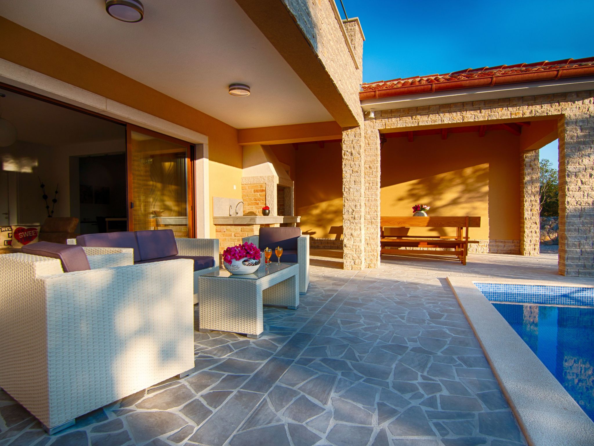 "Laura" mit Blick auf das Wasser