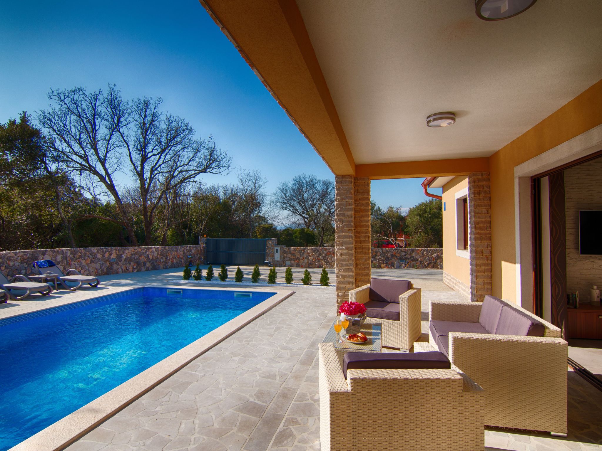 "Laura" mit Blick auf das Wasser-Image-tags.info