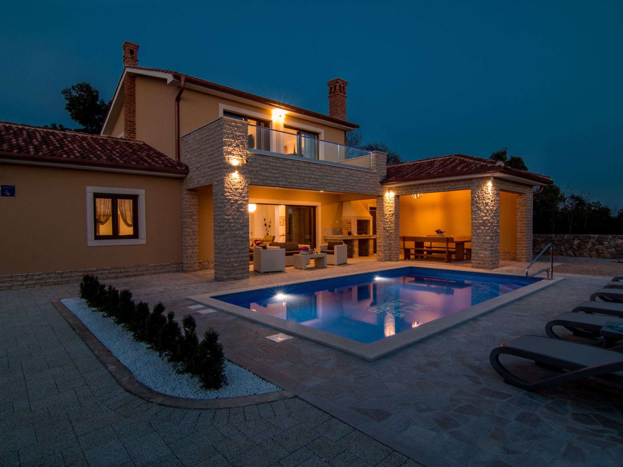 "Laura" mit Blick auf das Wasser-Image-tags.info