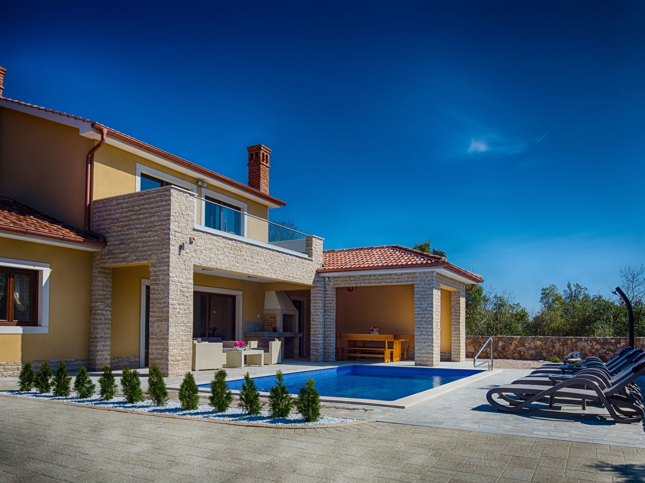 "Laura" mit Blick auf das Wasser-Image-tags.info