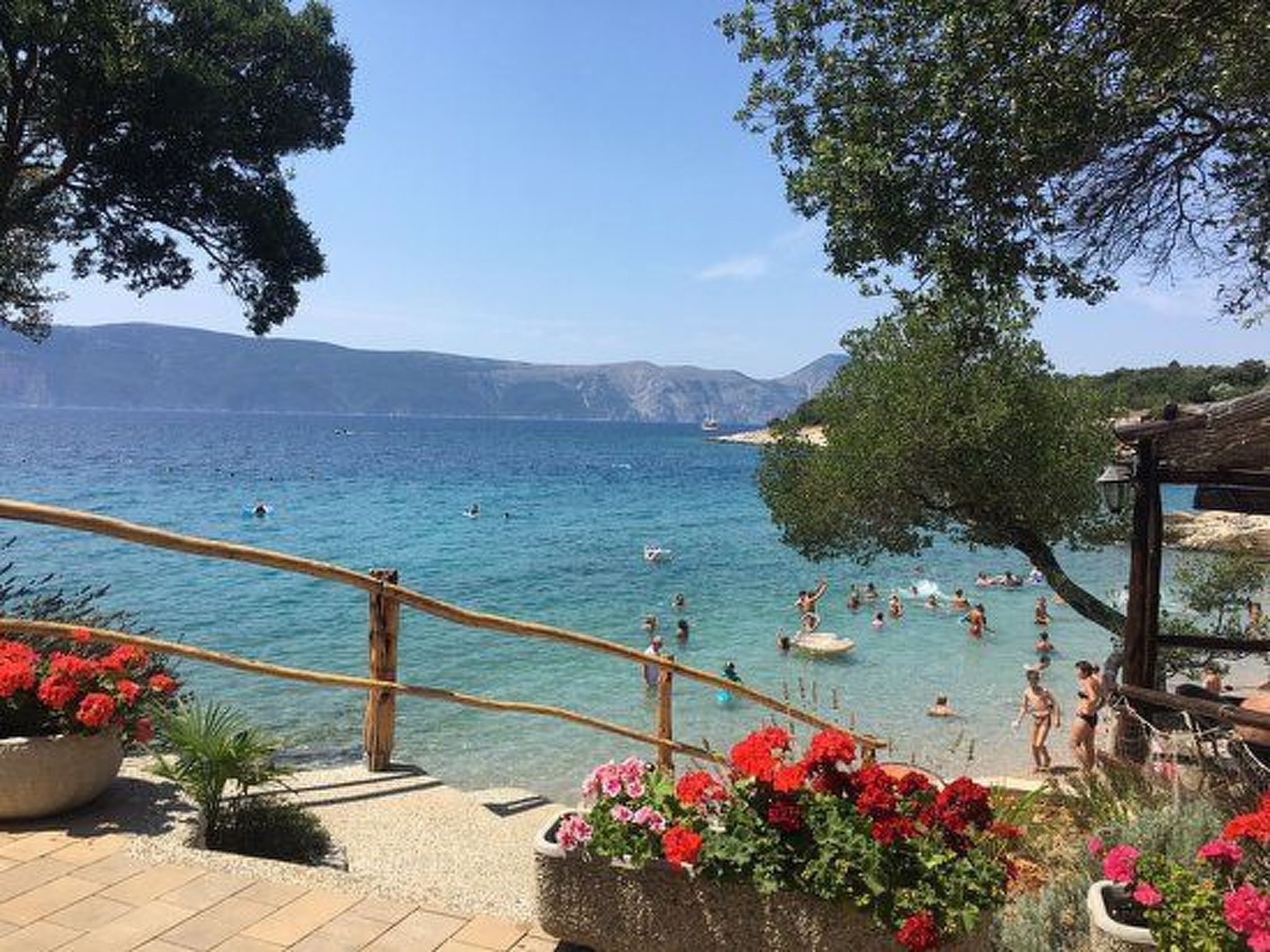 "Laura" mit Blick auf das Wasser-Image-tags.info