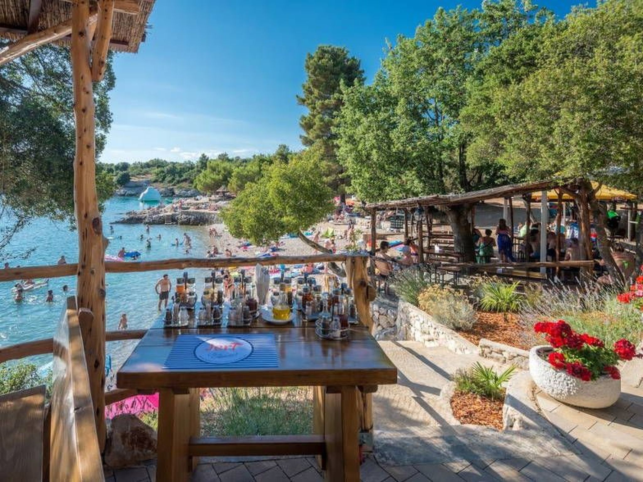 "Laura" mit Blick auf das Wasser-Image-tags.info