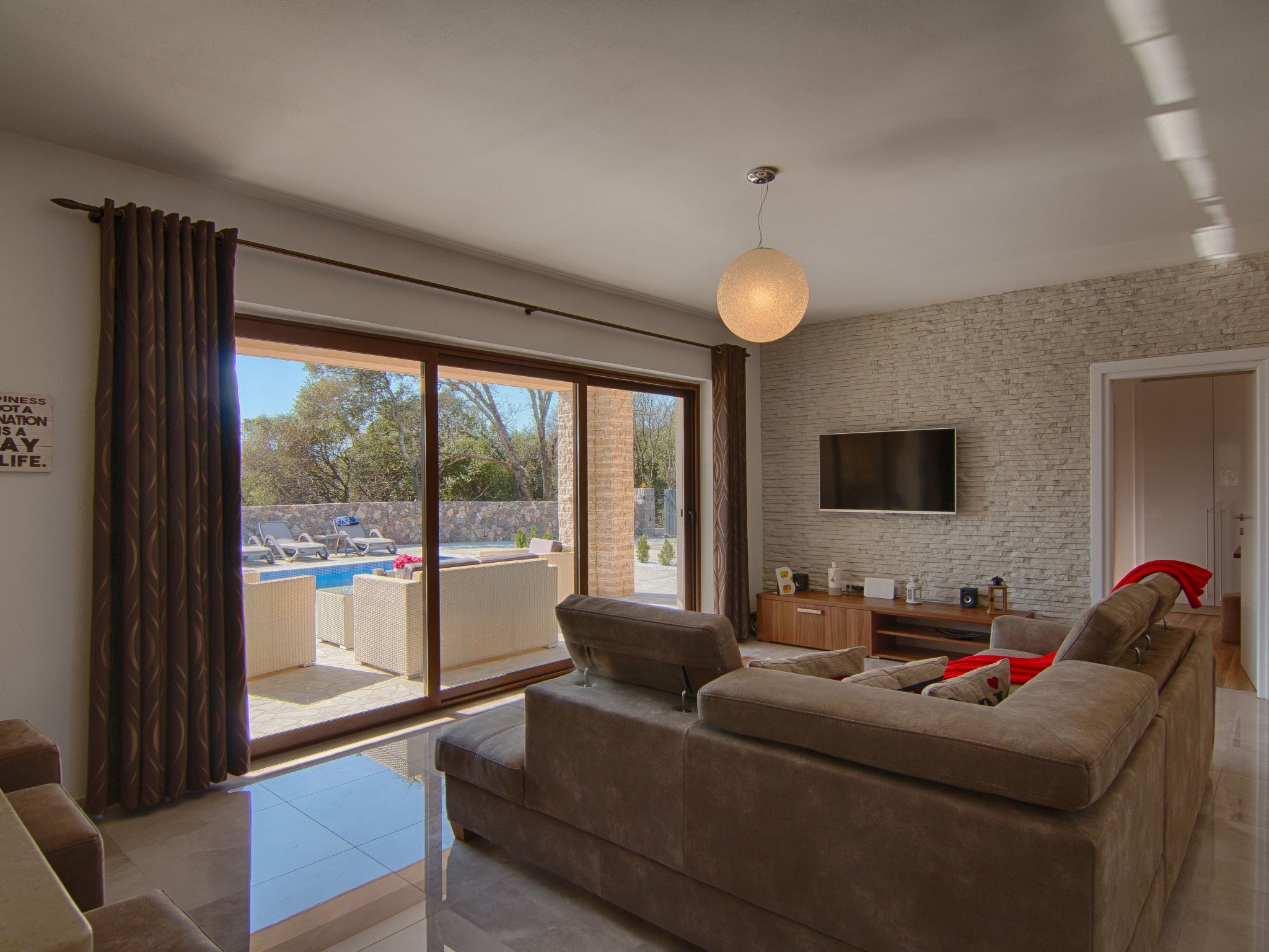 "Laura" mit Blick auf das Wasser-Image-tags.info