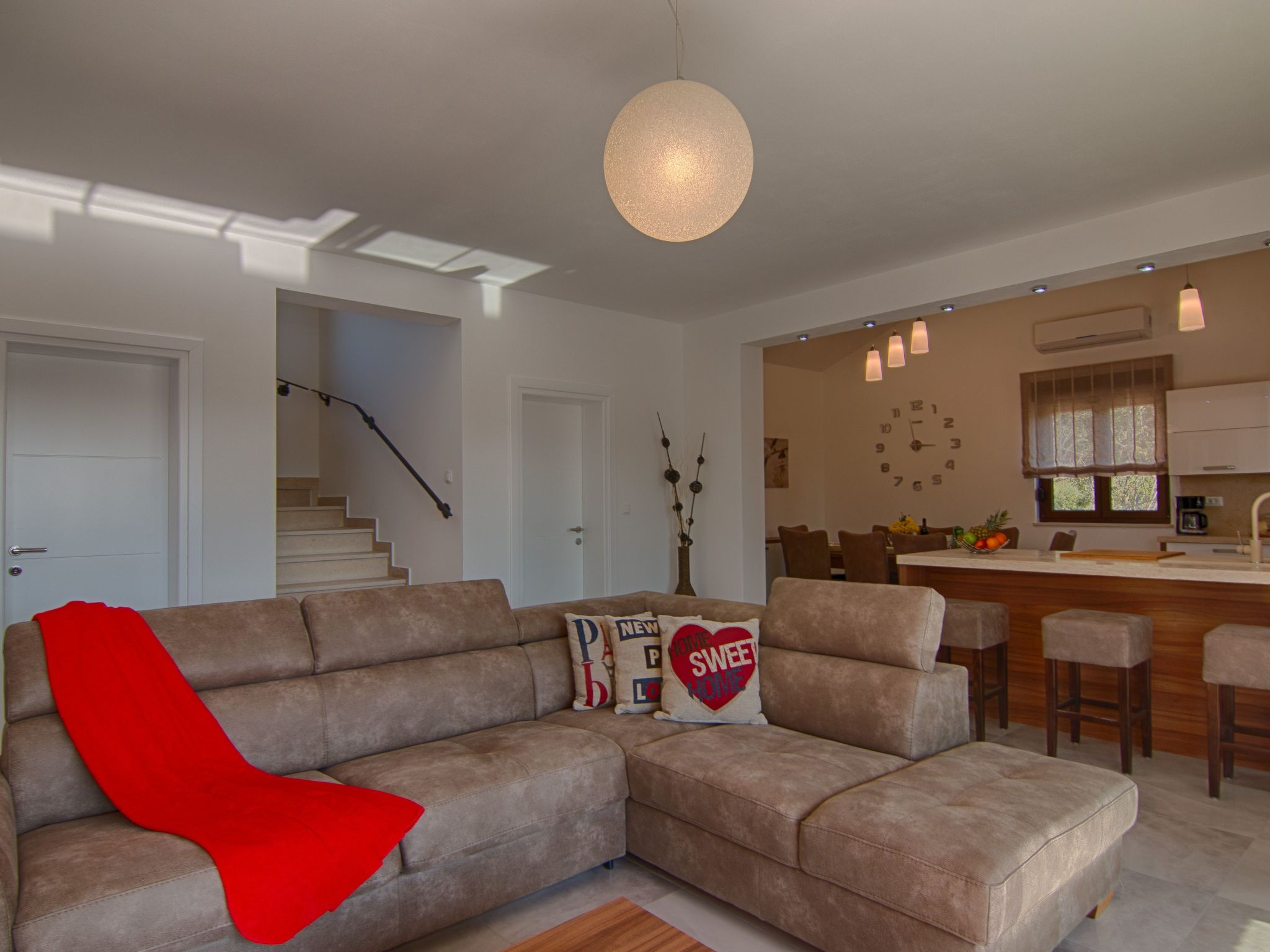 "Laura" mit Blick auf das Wasser-Image-tags.info