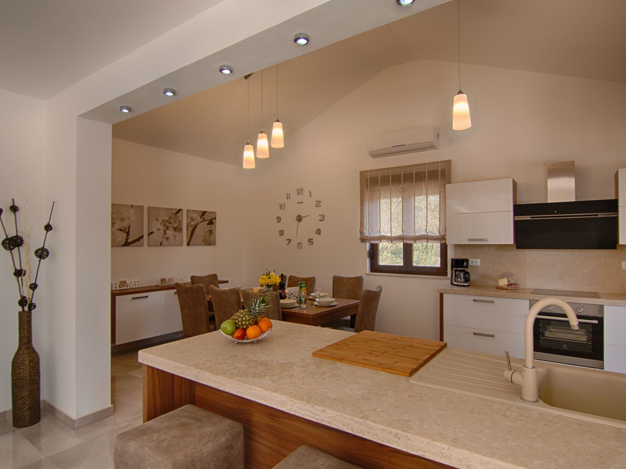 "Laura" mit Blick auf das Wasser-Image-tags.info