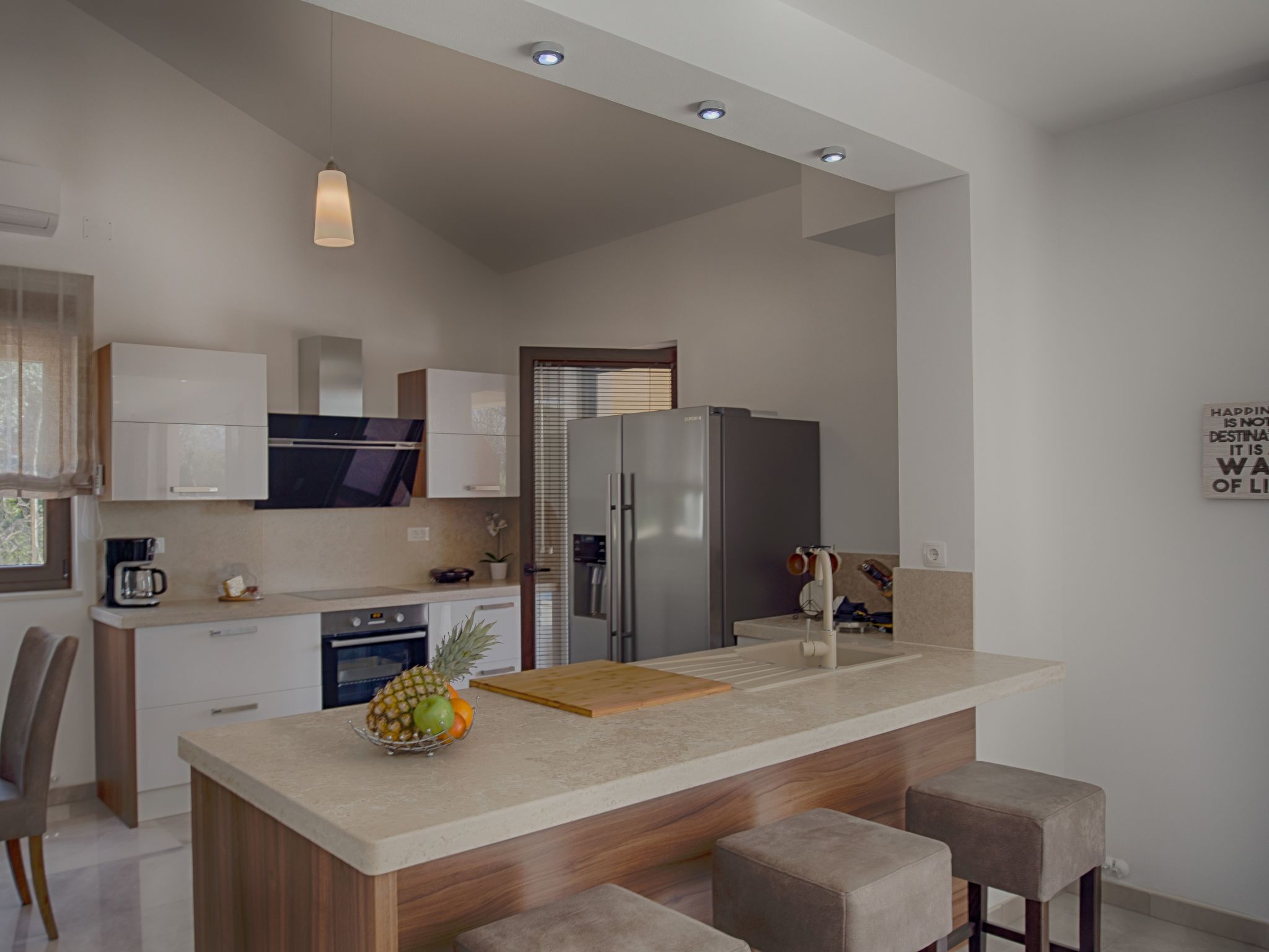 "Laura" mit Blick auf das Wasser-Image-tags.info