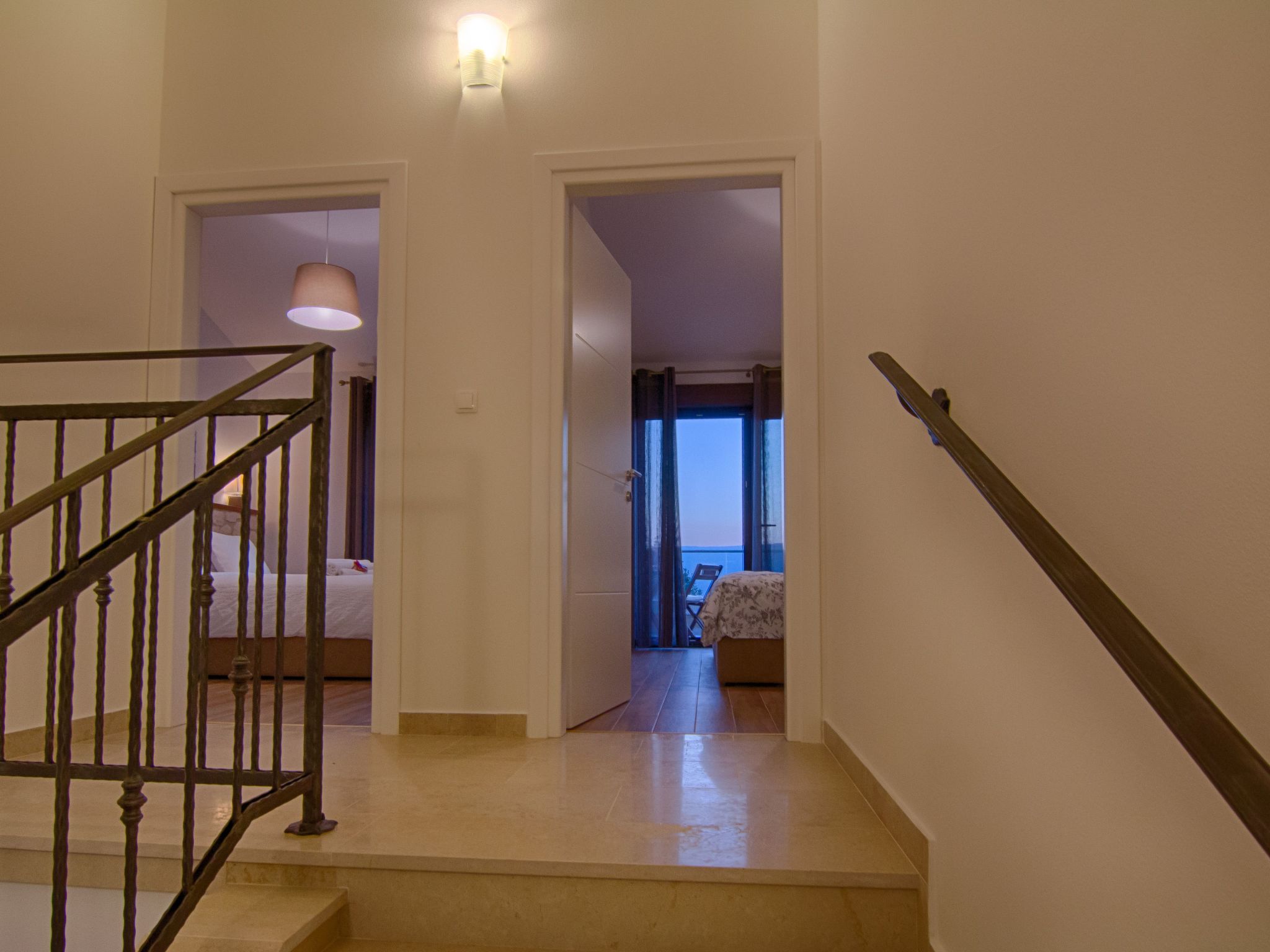 "Laura" mit Blick auf das Wasser-Image-tags.info