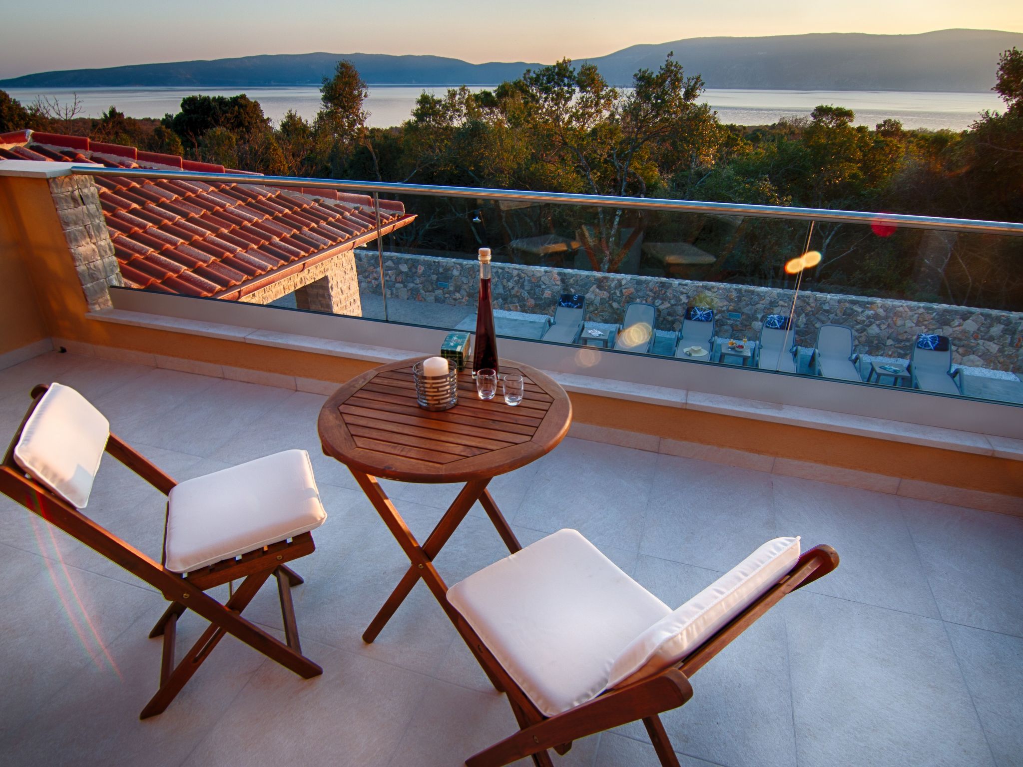 "Laura" mit Blick auf das Wasser-Image-tags.info