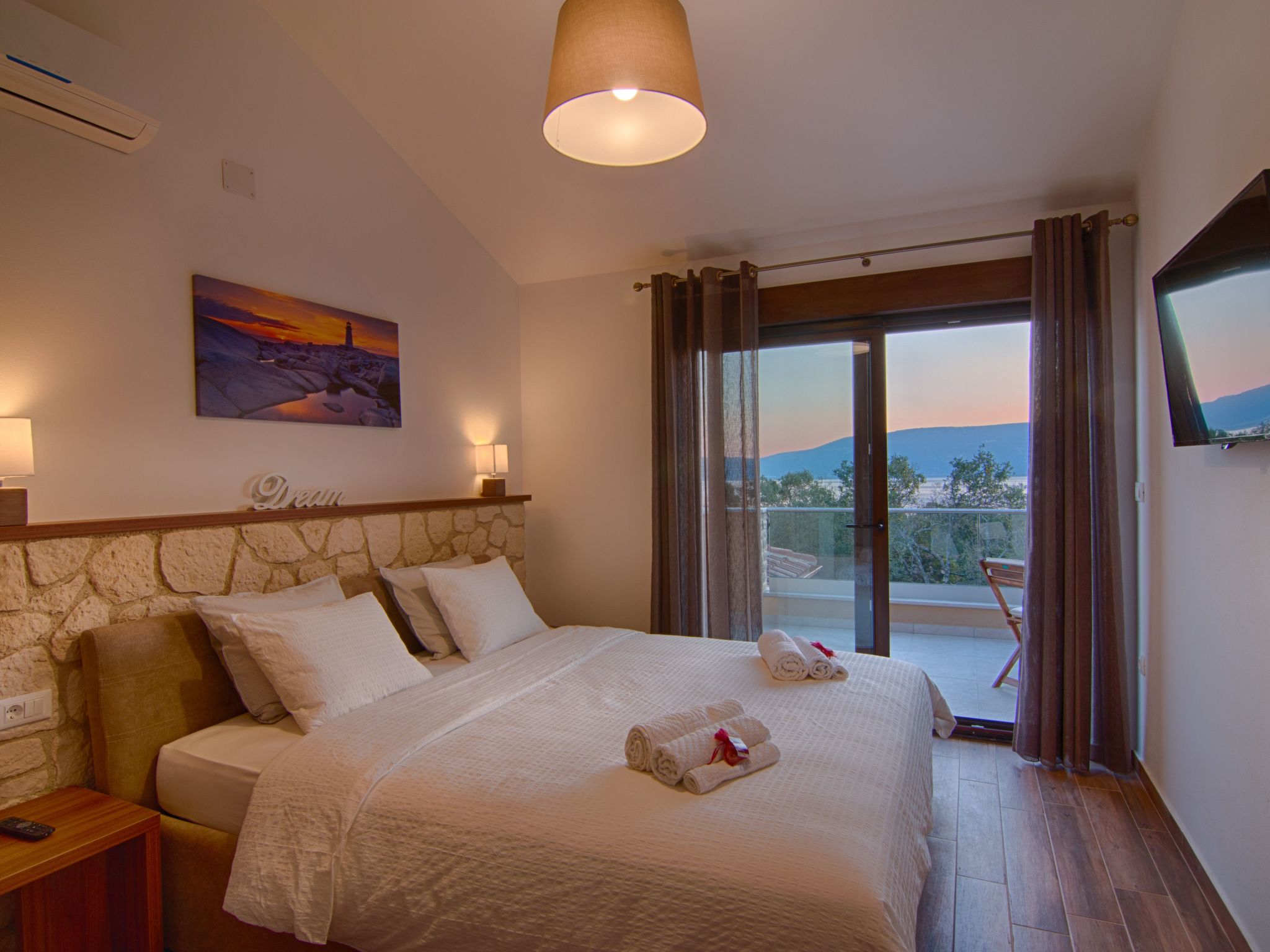 "Laura" mit Blick auf das Wasser-Image-tags.info