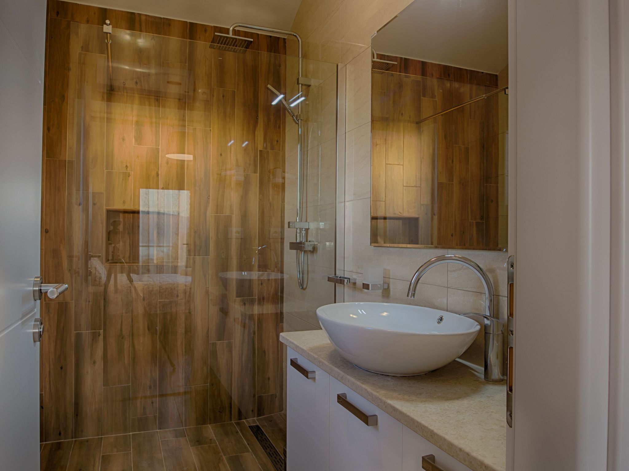 "Laura" mit Blick auf das Wasser-Image-tags.info