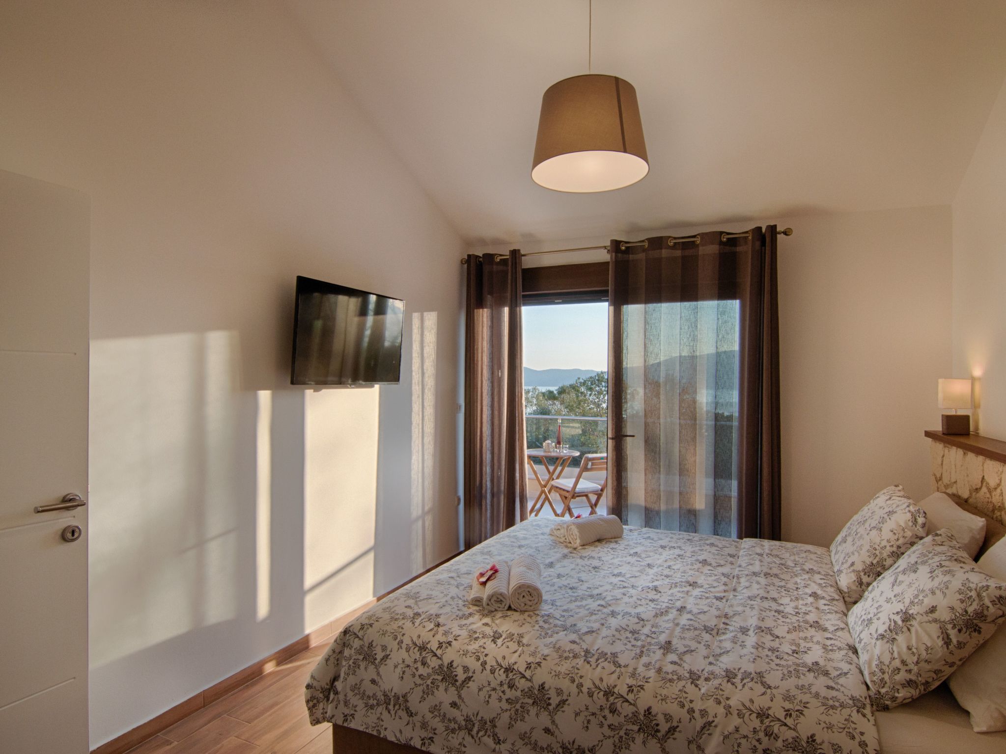 "Laura" mit Blick auf das Wasser-Image-tags.info