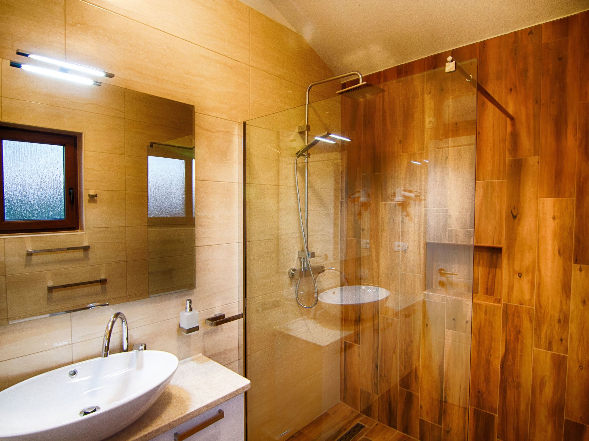 "Laura" mit Blick auf das Wasser-Image-tags.info