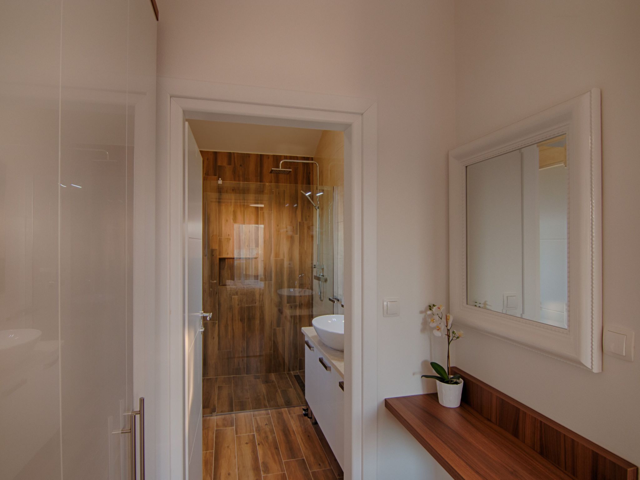 "Laura" mit Blick auf das Wasser-Image-tags.info