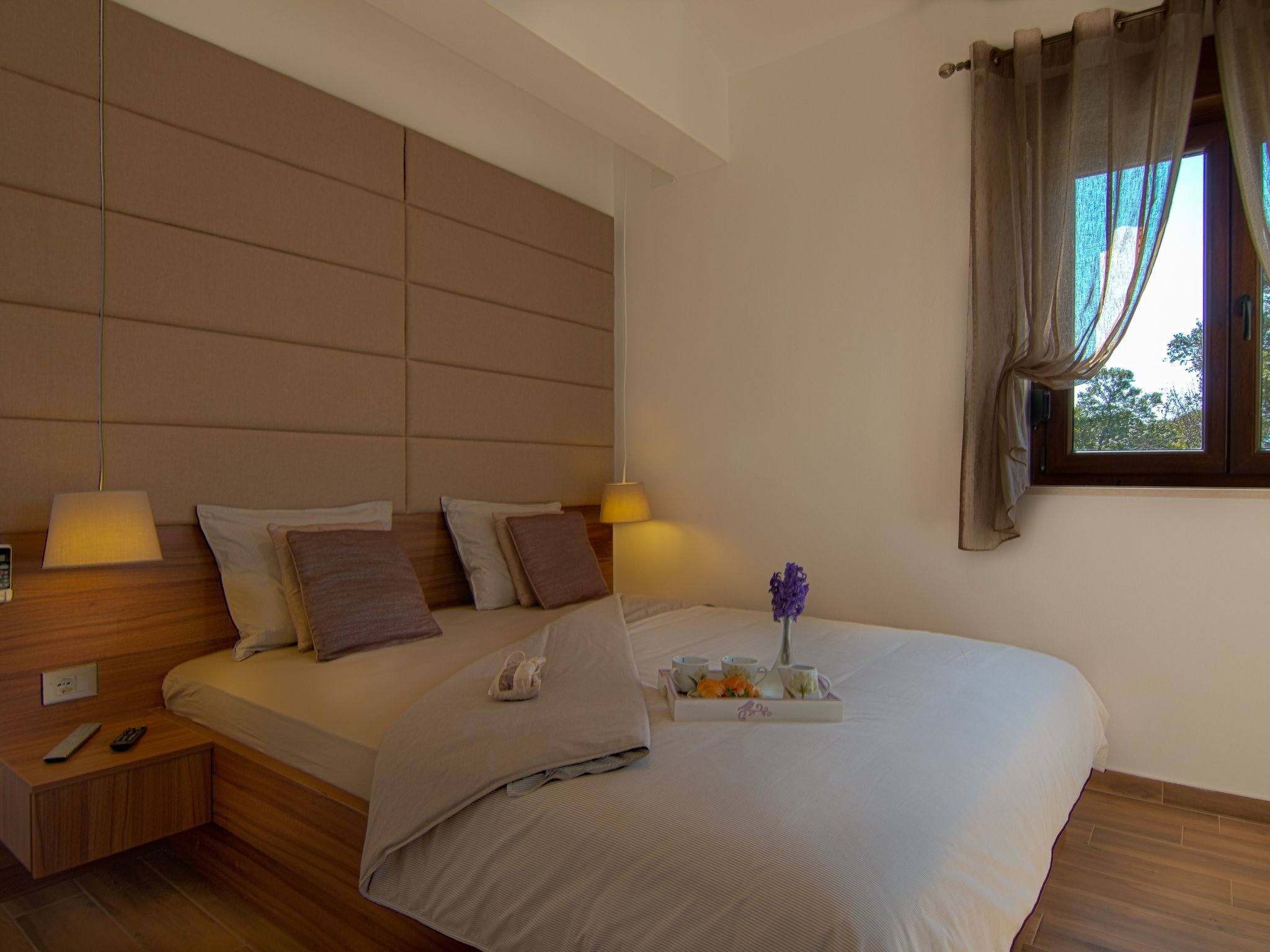 "Laura" mit Blick auf das Wasser-Image-tags.info