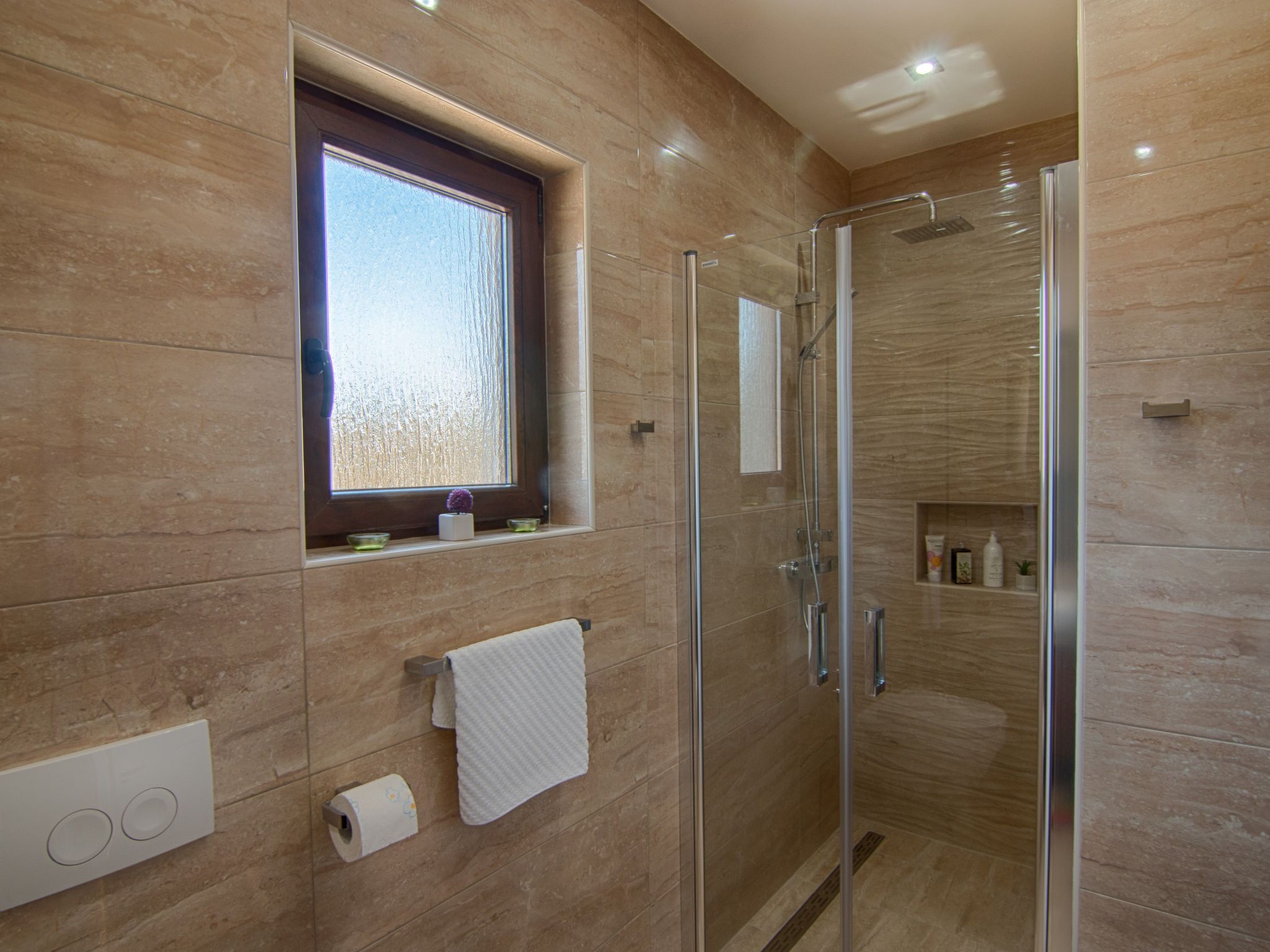 "Laura" mit Blick auf das Wasser-Image-tags.info