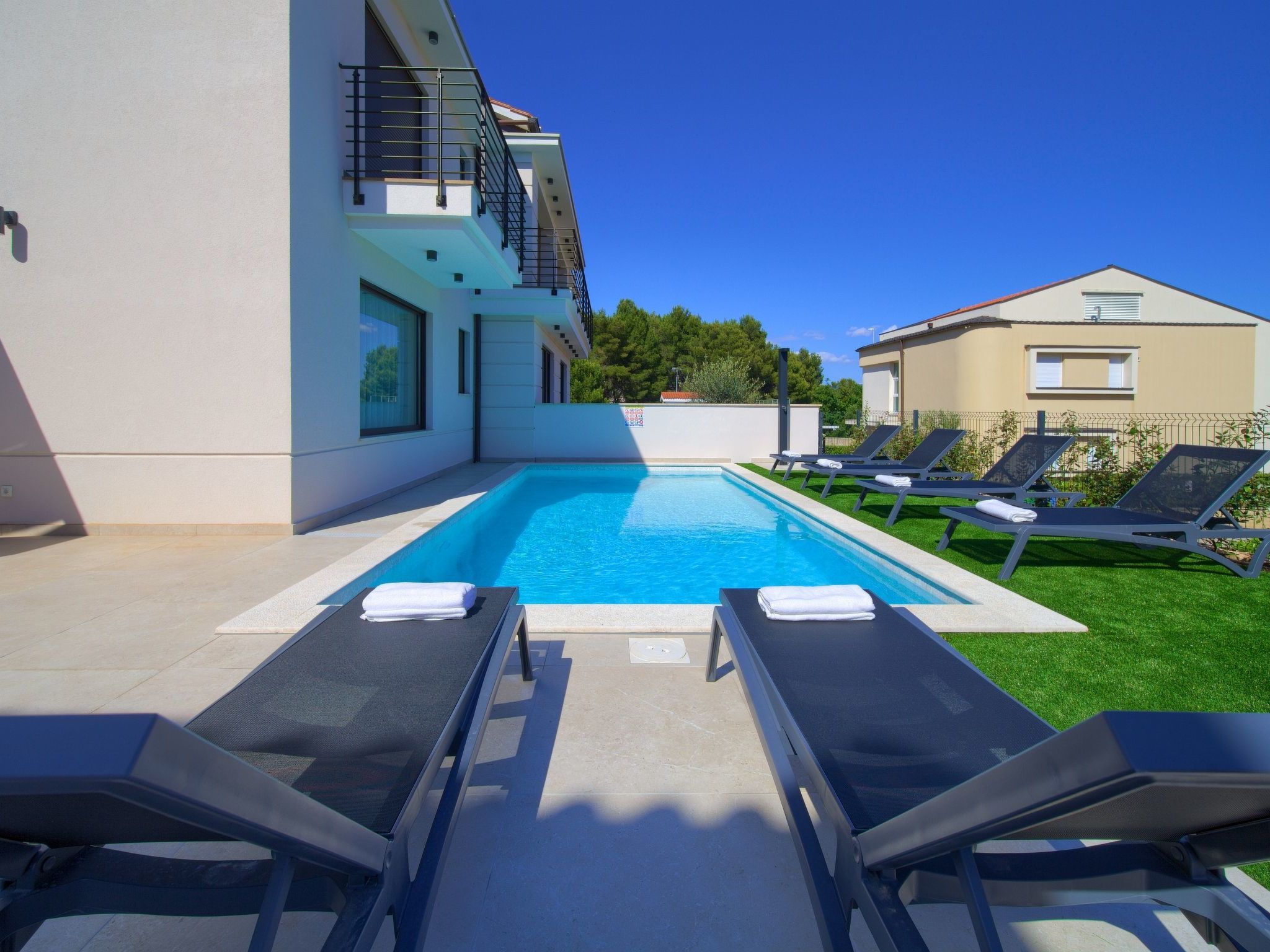 "Lana" mit Schwimmbad-Image-tags.info