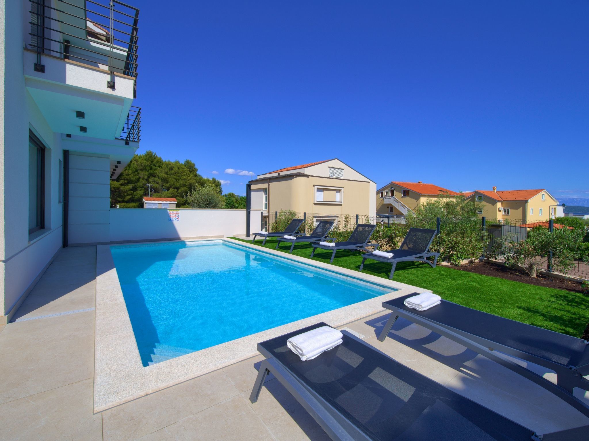 "Lana" mit Schwimmbad-Image-tags.info