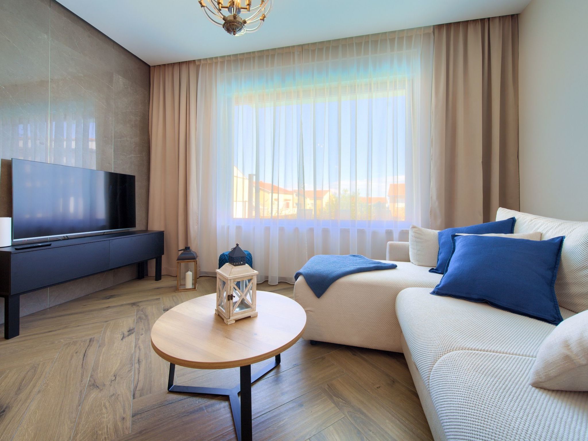 "Lana" mit Schwimmbad-Image-tags.info