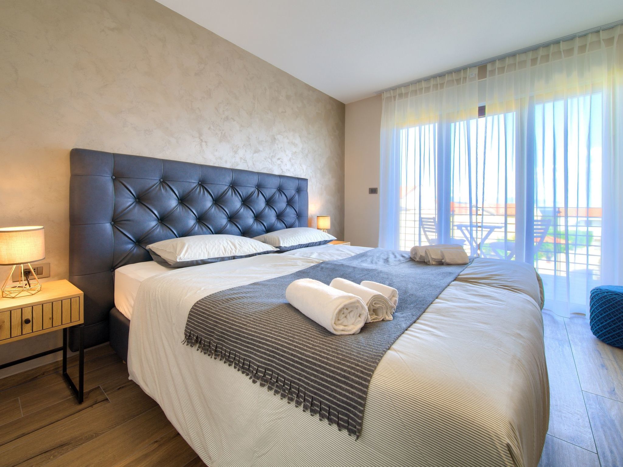 "Lana" mit Schwimmbad-Image-tags.info