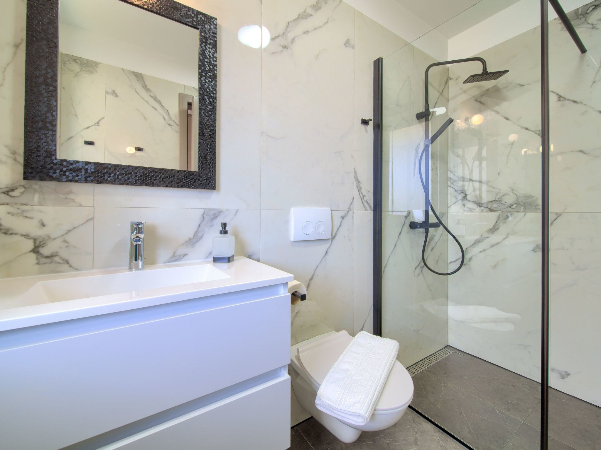 "Lana" mit Schwimmbad-Image-tags.info