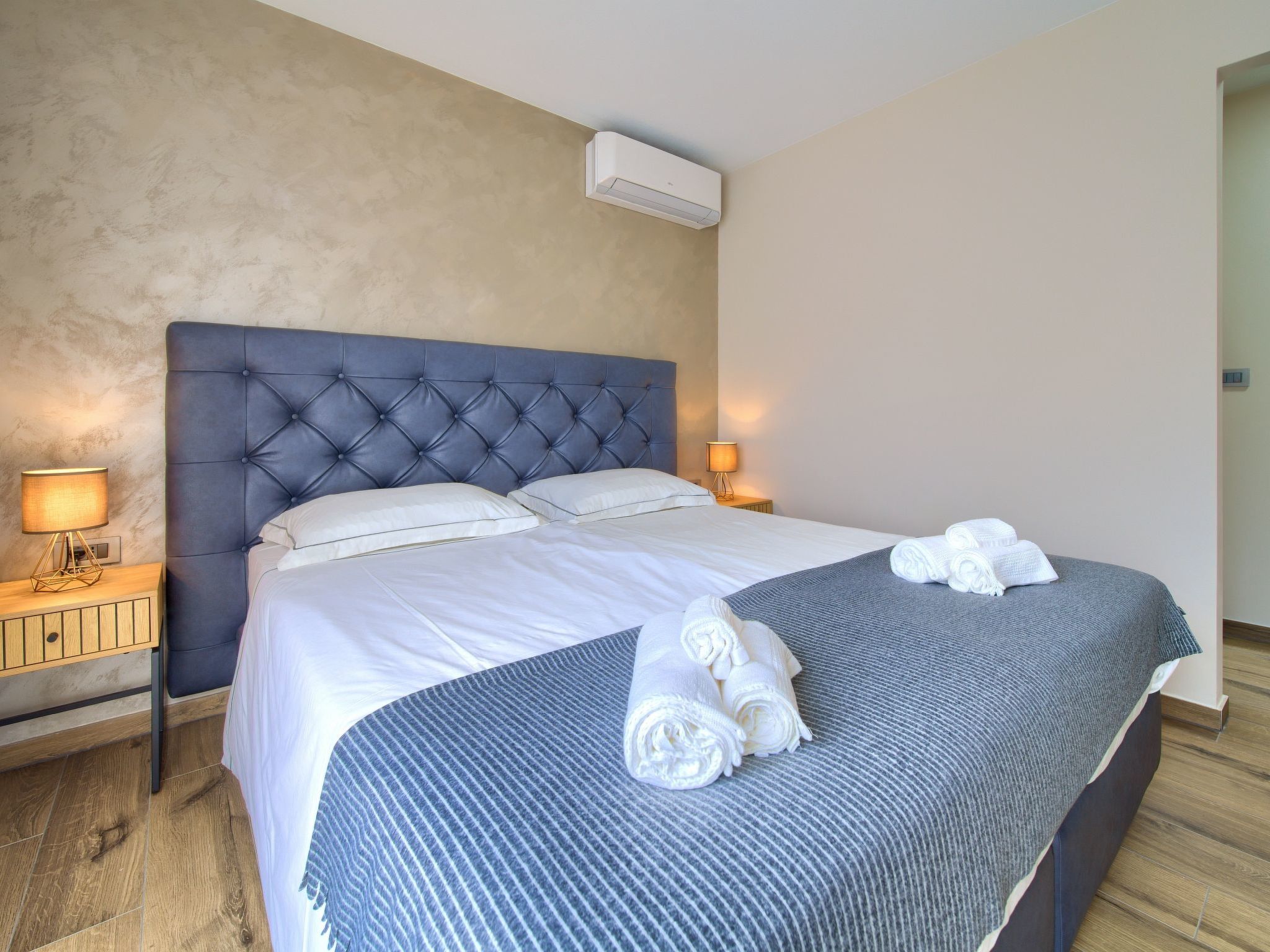 "Lana" mit Schwimmbad-Image-tags.info