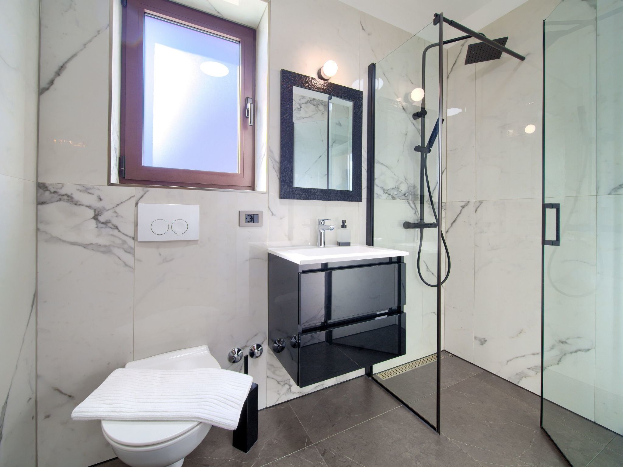 "Lana" mit Schwimmbad-Image-tags.info