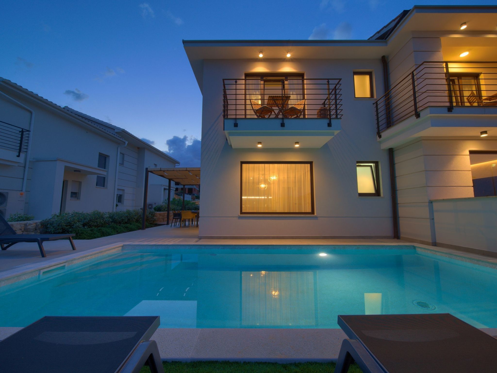 "Lana" mit Schwimmbad-Image-tags.info