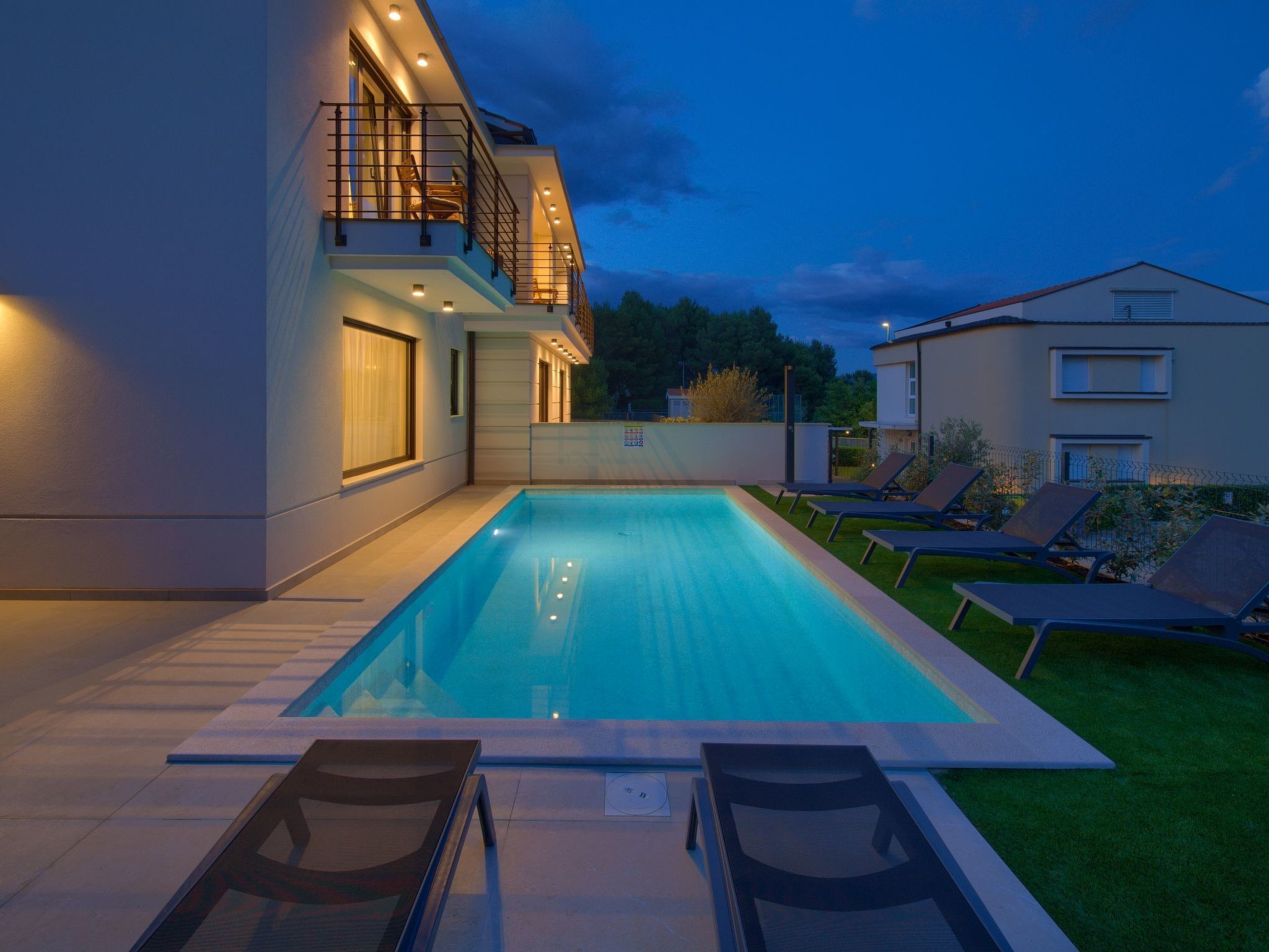 "Lana" mit Schwimmbad-Image-tags.info