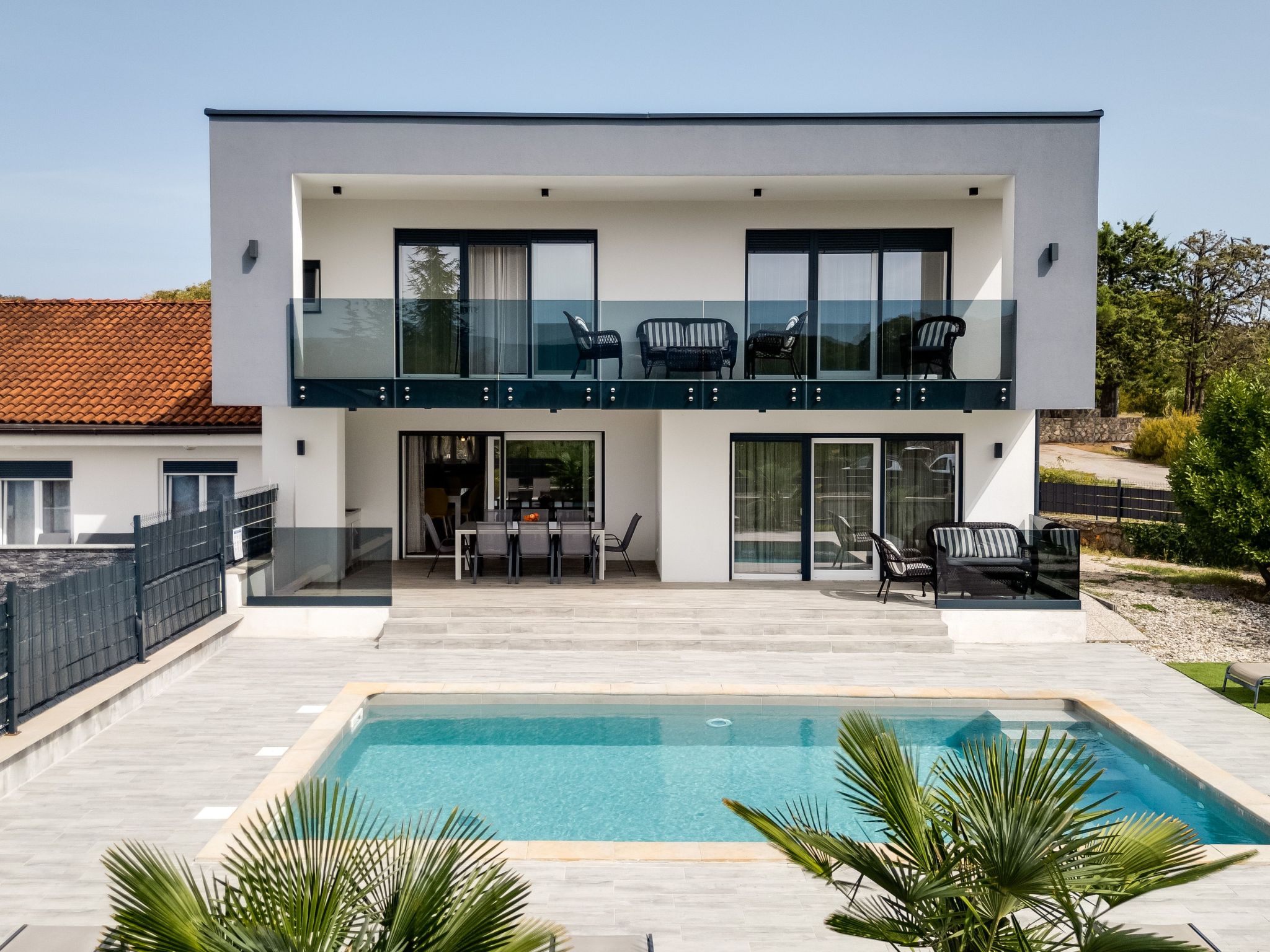 Schöne neue Villa mit Pool in Strandnähe