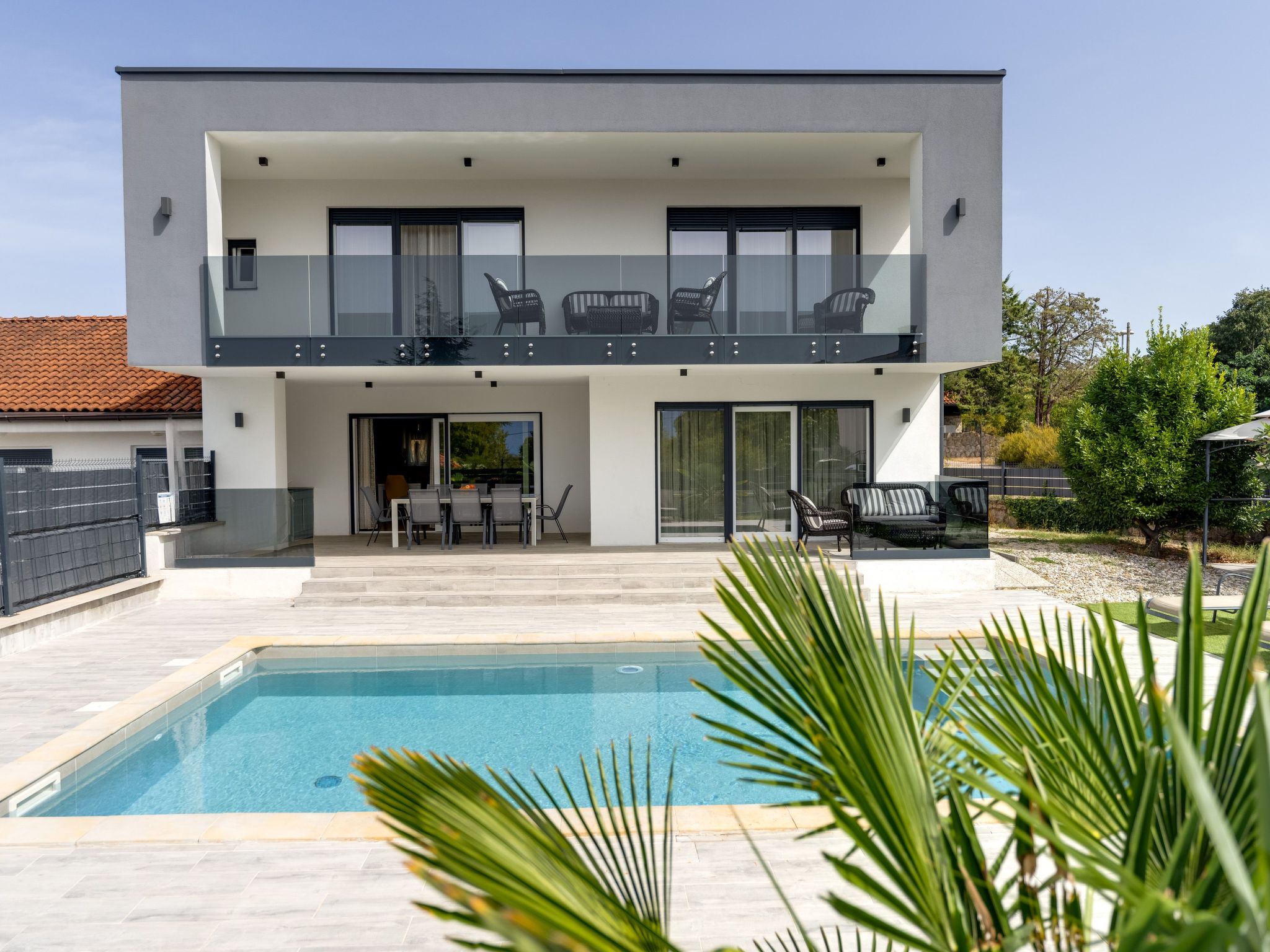 Schöne neue Villa mit Pool in Strandnähe