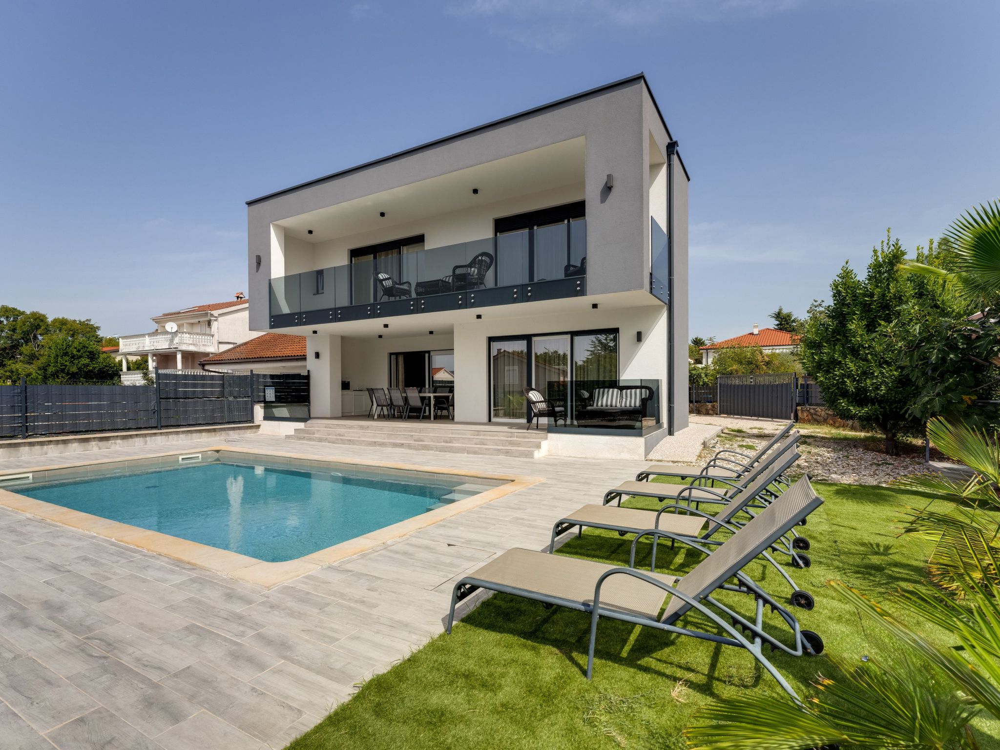 Schöne neue Villa mit Pool in Strandnähe