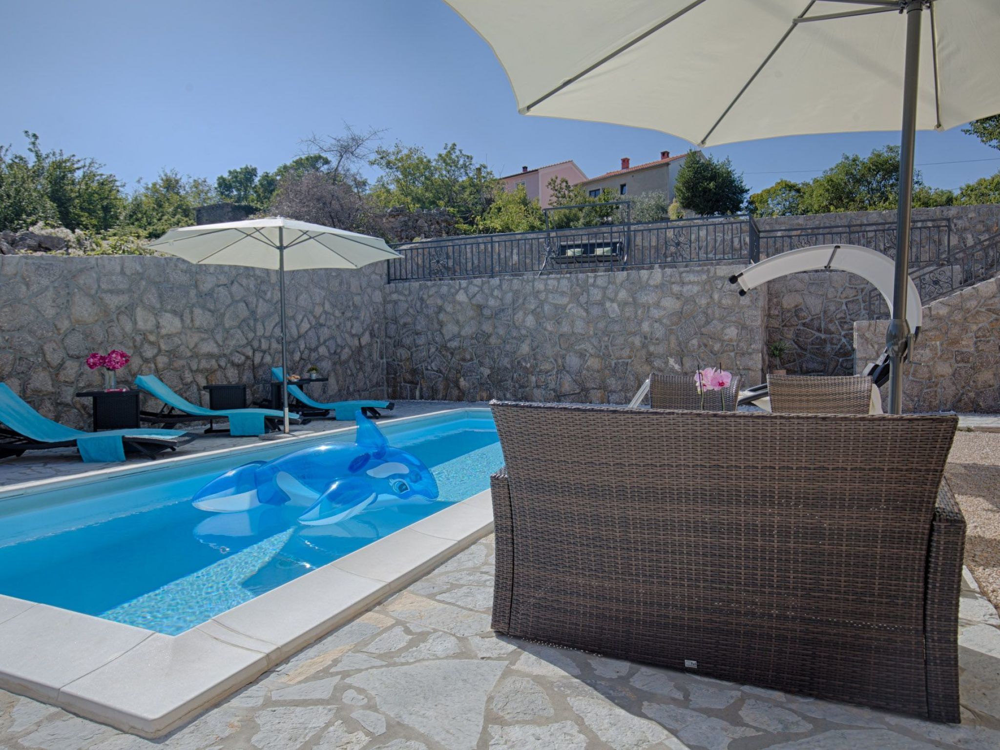 Luxuriöse Villa mit Pool, großem mediterranen Garten und Kinderspielplatz.