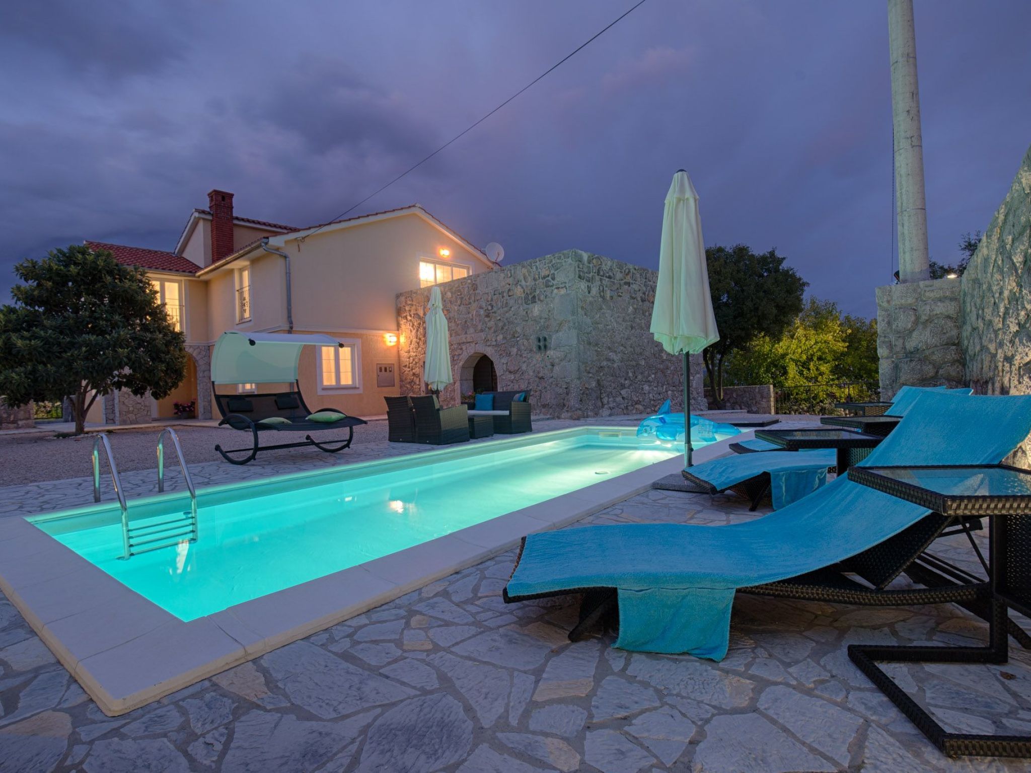 Luxuriöse Villa mit Pool, großem mediterranen Garten und Kinderspielplatz.-Image-tags.info