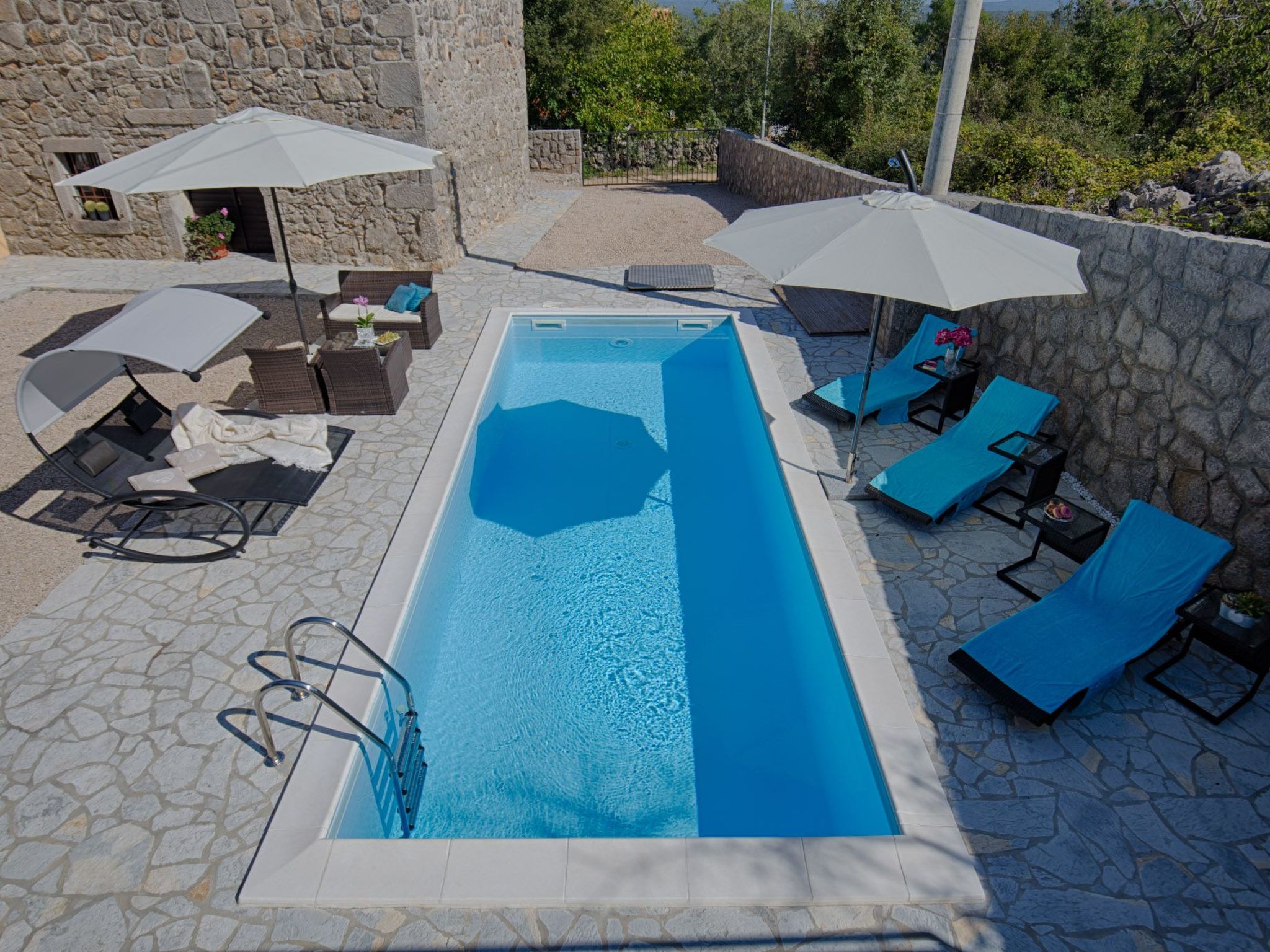 Luxuriöse Villa mit Pool, großem mediterranen Garten und Kinderspielplatz.-Image-tags.info