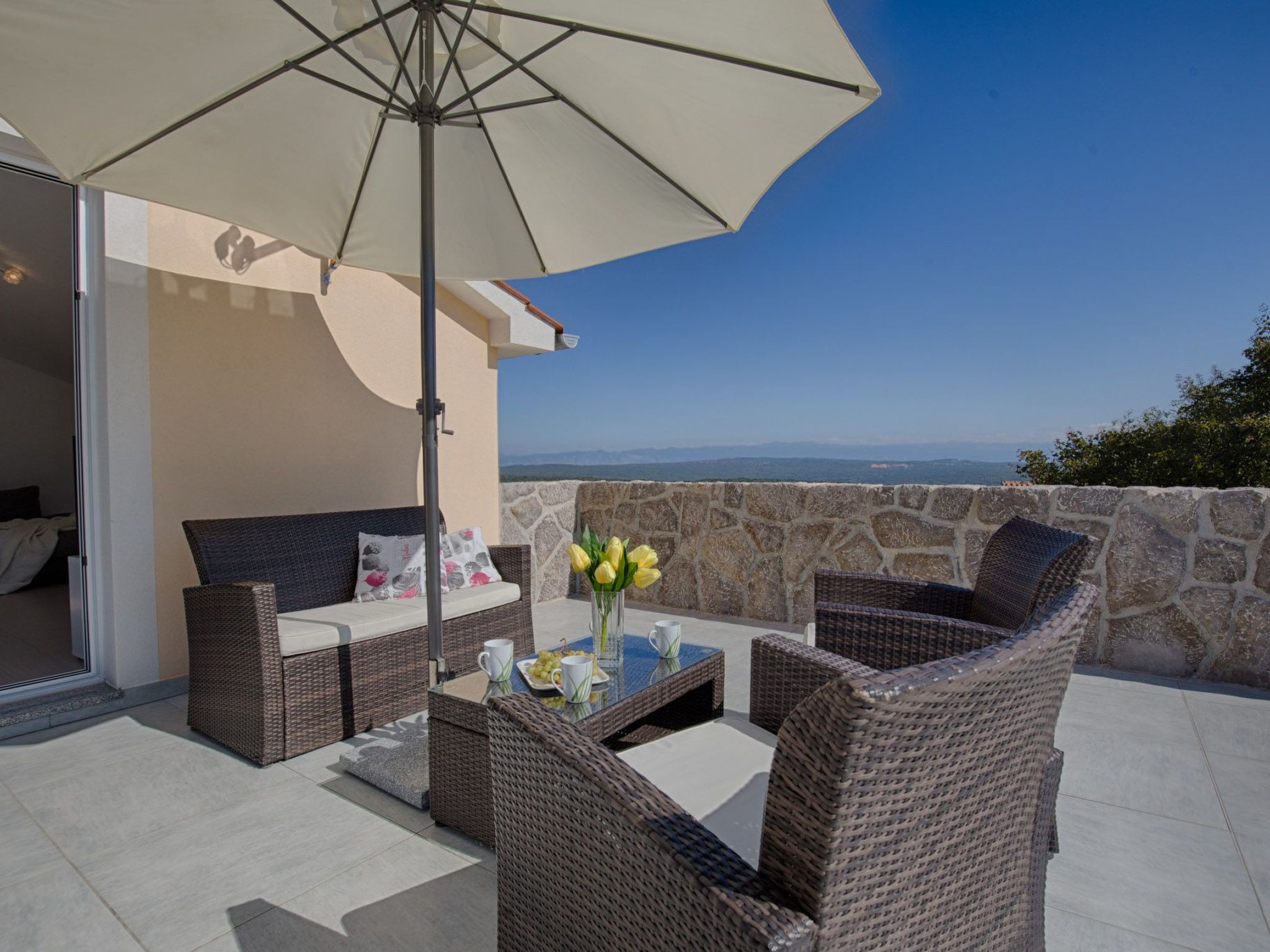 Luxuriöse Villa mit Pool, großem mediterranen Garten und Kinderspielplatz.-Image-tags.info