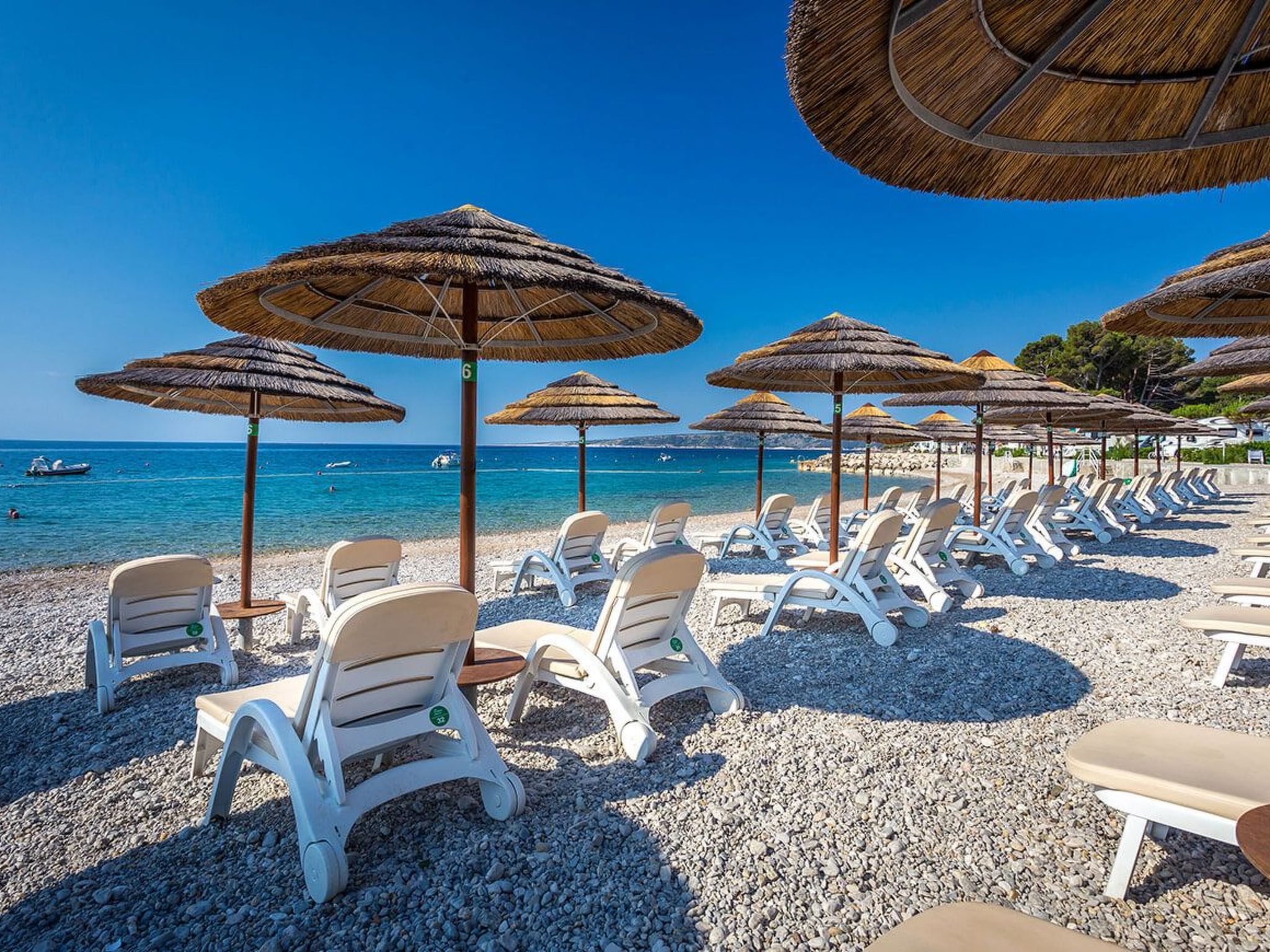 Luxuriöse Villa mit Pool, großem mediterranen Garten und Kinderspielplatz.-Image-tags.info