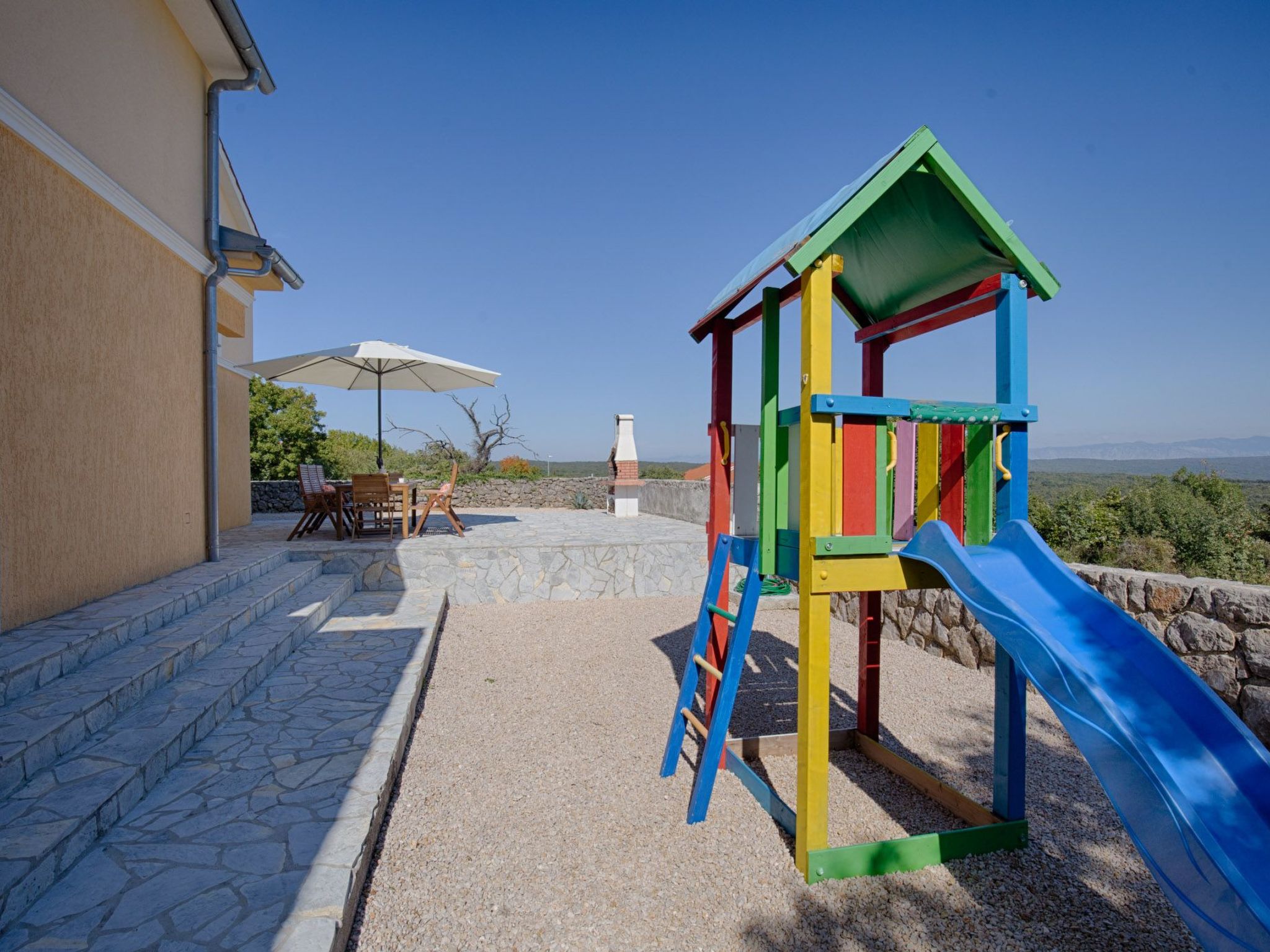 Luxuriöse Villa mit Pool, großem mediterranen Garten und Kinderspielplatz.-Image-tags.info