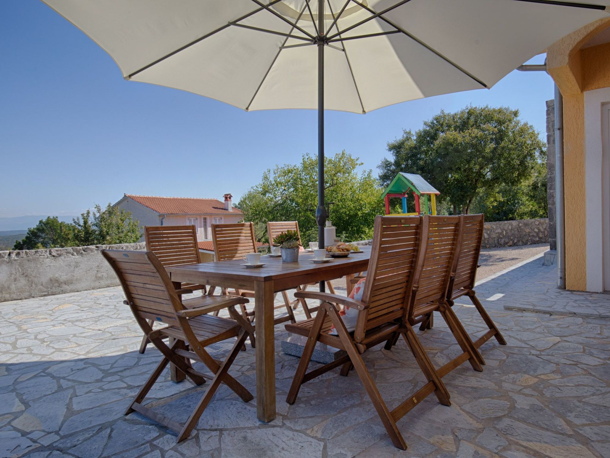 Luxuriöse Villa mit Pool, großem mediterranen Garten und Kinderspielplatz.-Image-tags.info