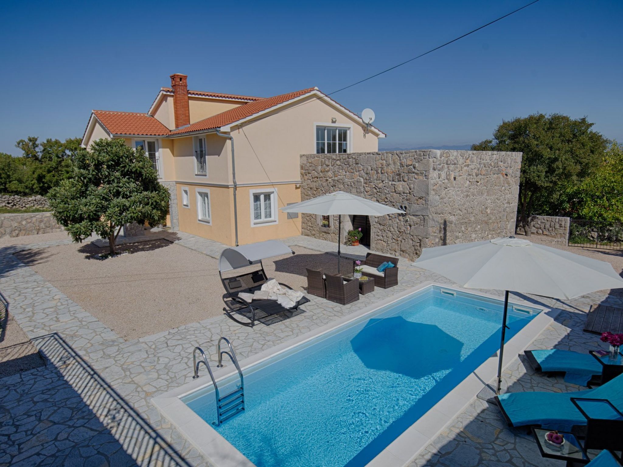 Luxuriöse Villa mit Pool, großem mediterranen Garten und Kinderspielplatz.-Image-tags.info