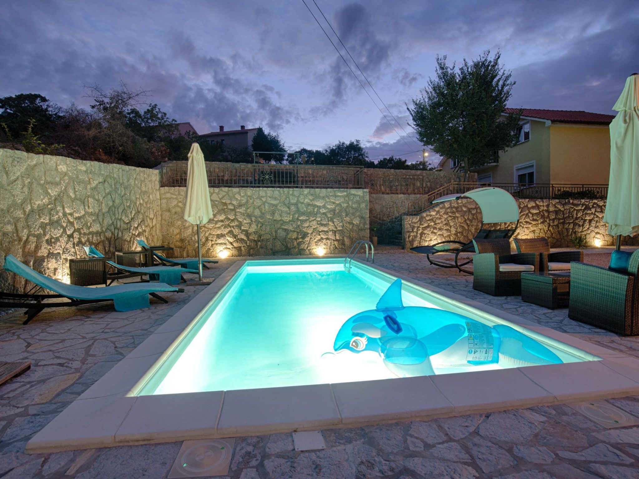 Luxuriöse Villa mit Pool, großem mediterranen Garten und Kinderspielplatz.-Image-tags.info