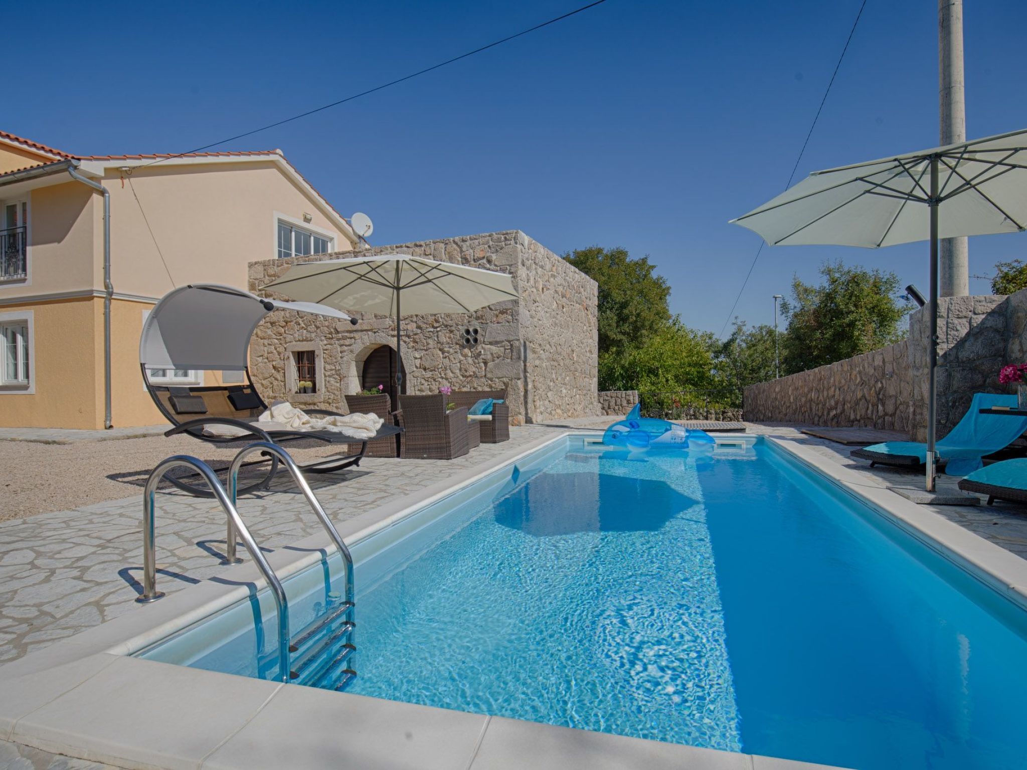 Luxuriöse Villa mit Pool, großem mediterranen Garten und Kinderspielplatz.-Image-tags.info