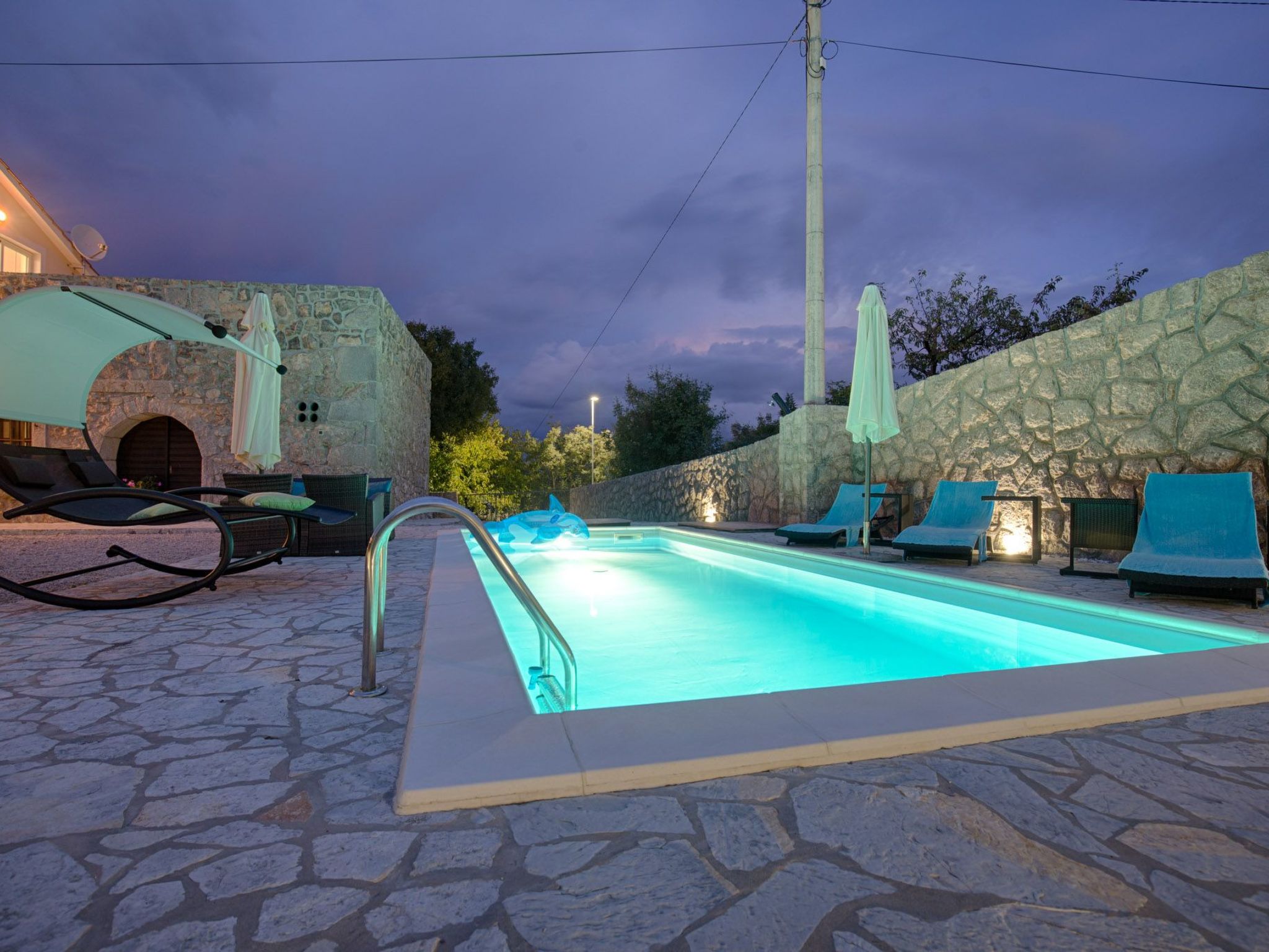 Luxuriöse Villa mit Pool, großem mediterranen Garten und Kinderspielplatz.-Image-tags.info