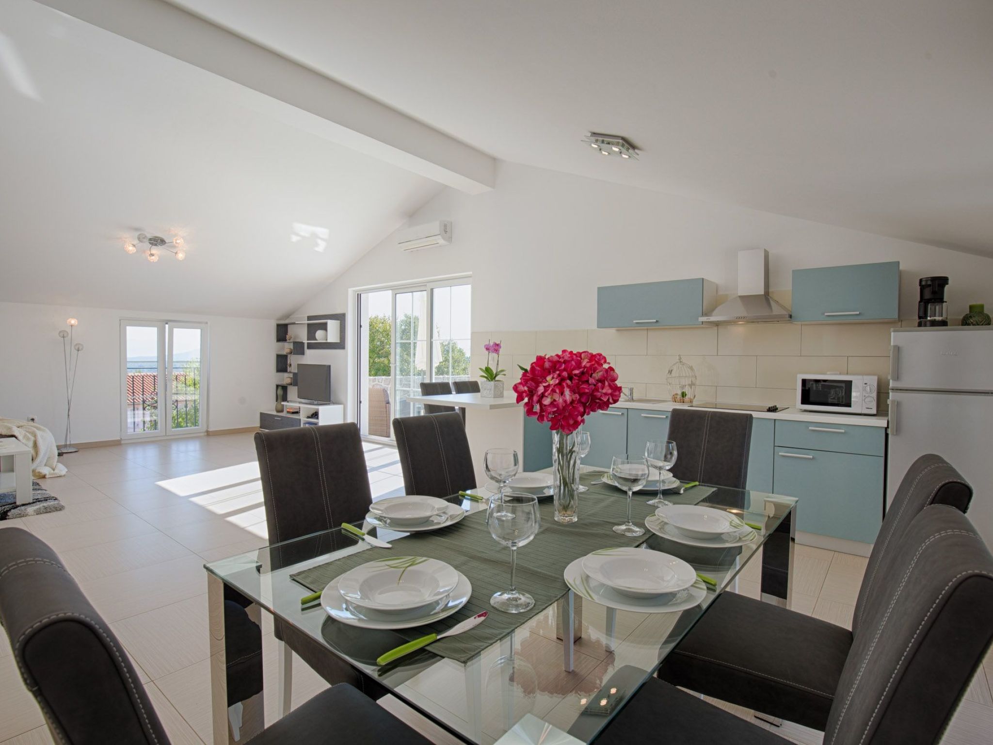 Luxuriöse Villa mit Pool, großem mediterranen Garten und Kinderspielplatz.-Image-tags.info