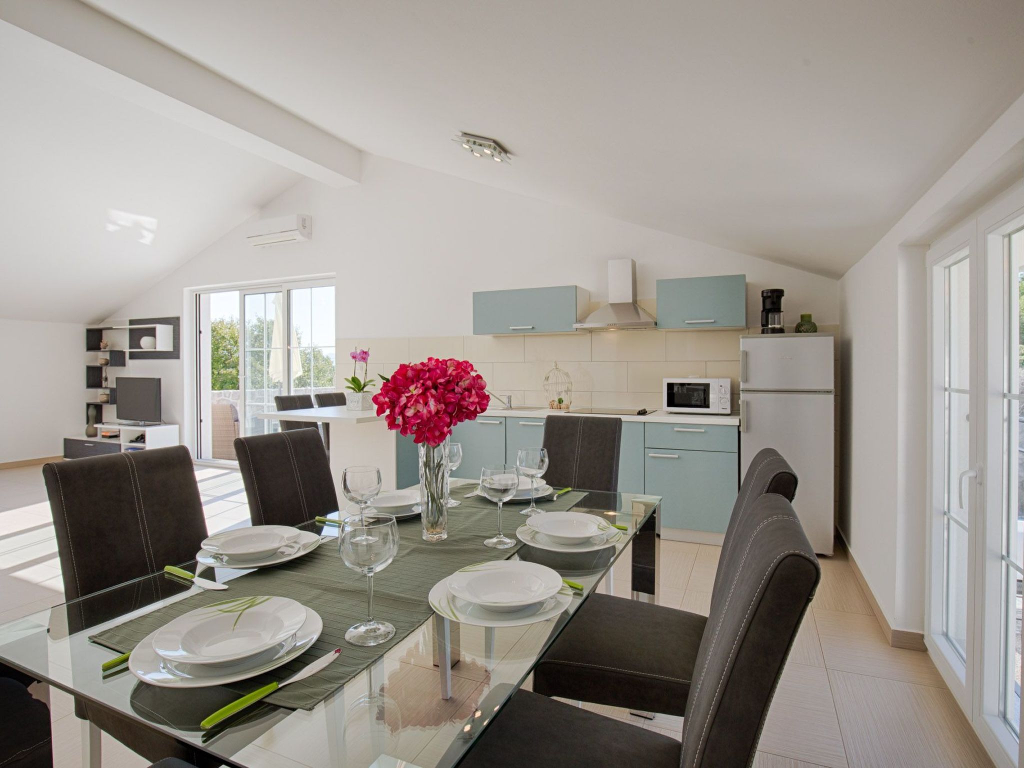 Luxuriöse Villa mit Pool, großem mediterranen Garten und Kinderspielplatz.-Image-tags.info