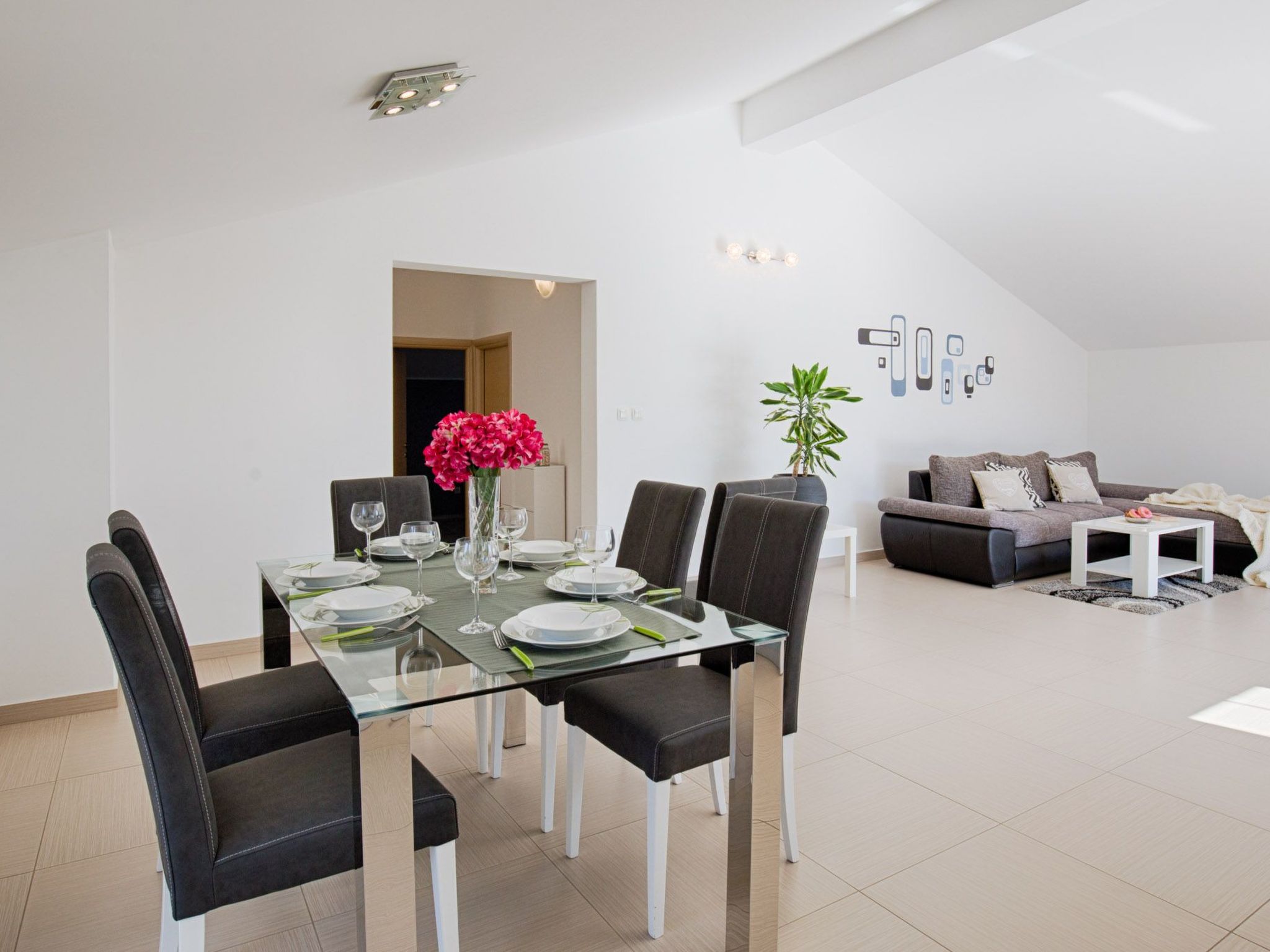 Luxuriöse Villa mit Pool, großem mediterranen Garten und Kinderspielplatz.-Image-tags.info